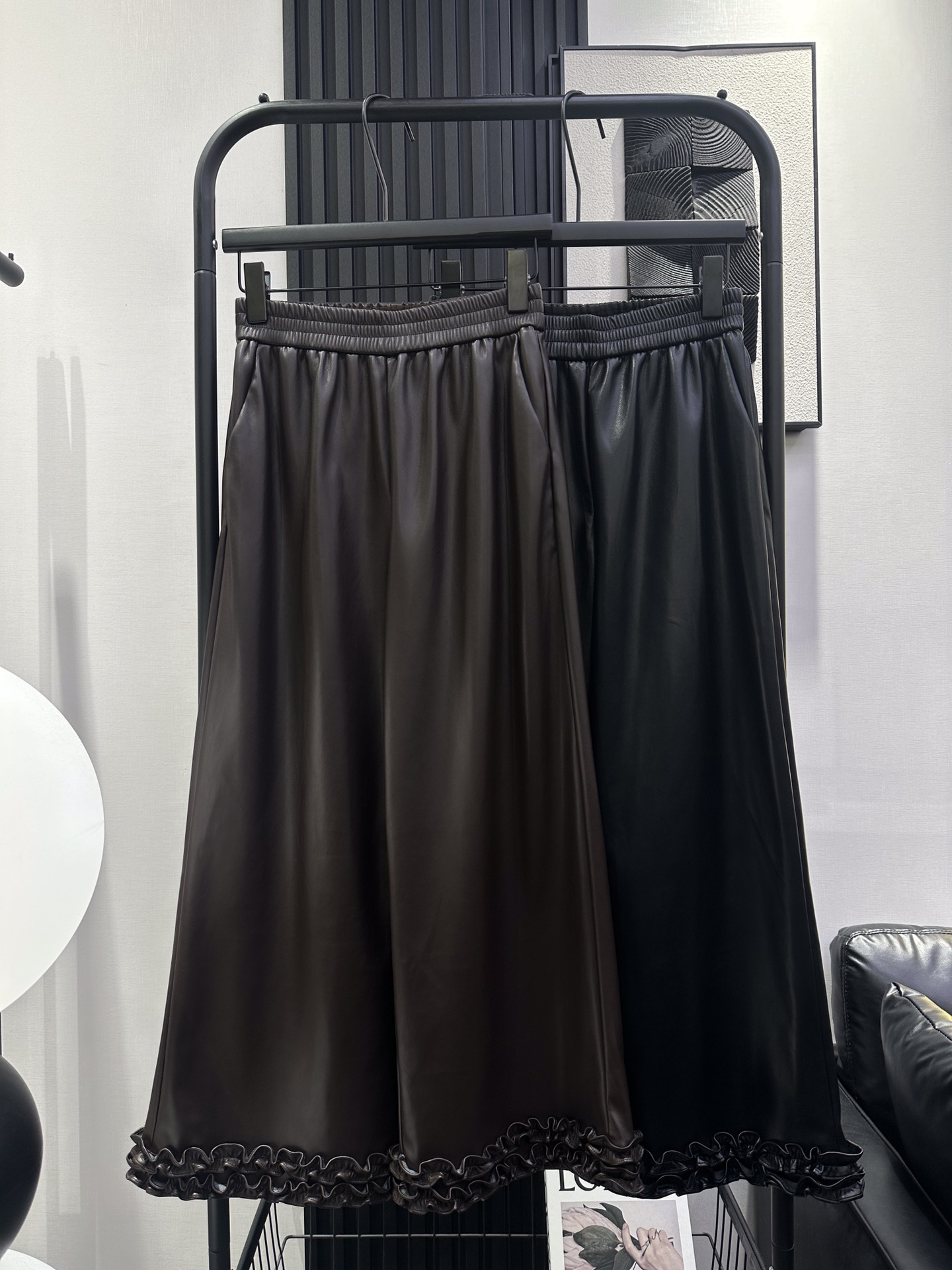 NO:468122,Miumiu - New high-waisted, wide-leg leather pants with wide-legged legs, elastic waist and stronger inclusiveness, inner fur, super beautiful upper body, easy to wear, easy to wear, black smlxl,,miumiu,alexander wang19860909miumiu-新款高腰脚口木耳边接拼阔腿皮裤 松紧腰包容性更强 内里磨毛 版型上身超好看 轻轻松松穿出高级感 闭眼入 咖色黑色 smlxl,,miumiu,alexander wang,Women's clothing