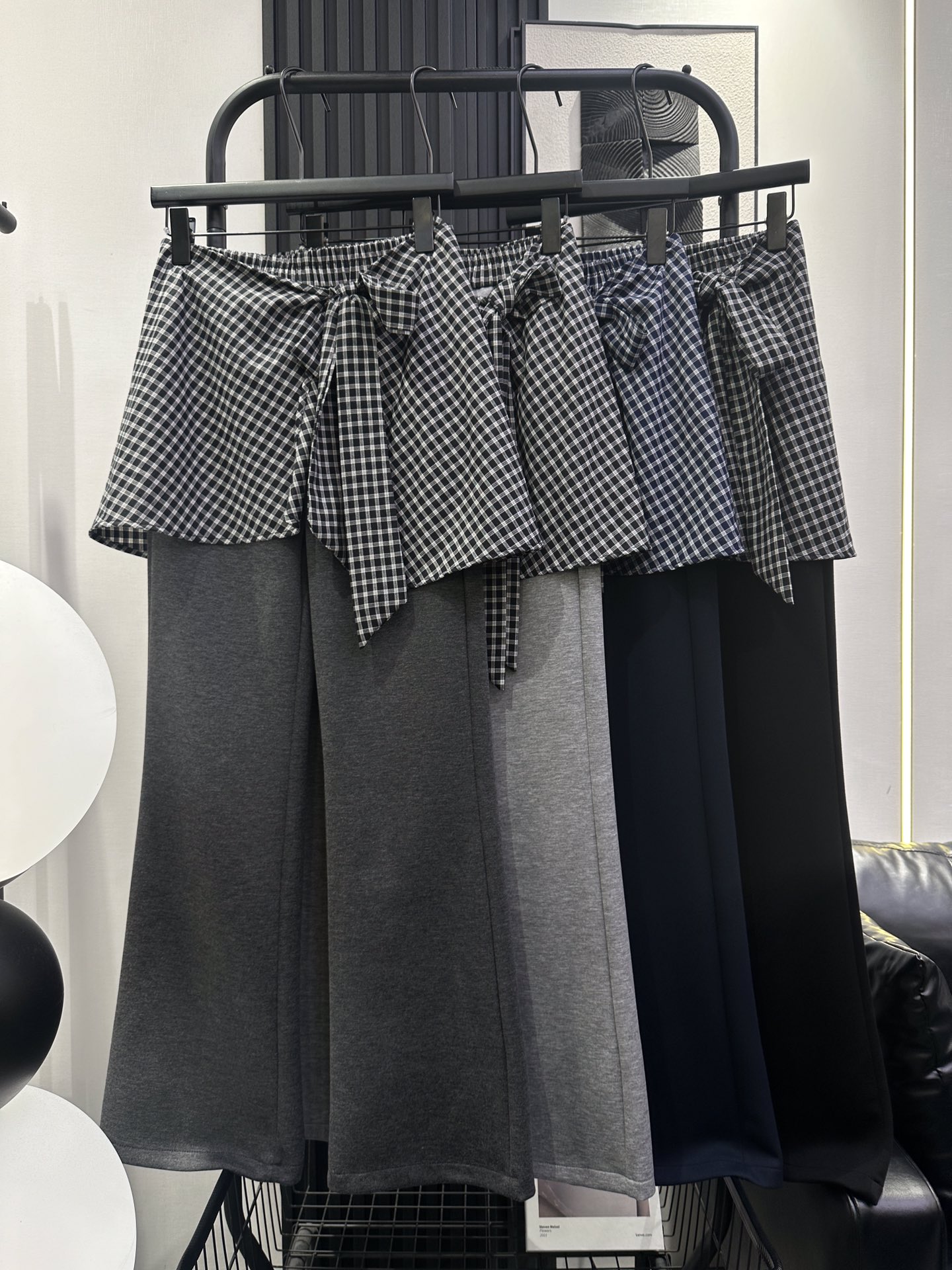 NO:468103,miumiu - New style plaid curtain two-piece set of slim pants, high waist slim design, very good upper body effect, sweet and cool style, super slim and lazy feeling, four-color smlxl,,miumiu,alexander wang19860909miumiu-新款格子屁帘两件套微喇裤 高腰显瘦设计 上身效果非常好 甜酷风格 超显瘦慵懒感拉满 四色 smlxl,,miumiu,alexander wang,Women's clothing