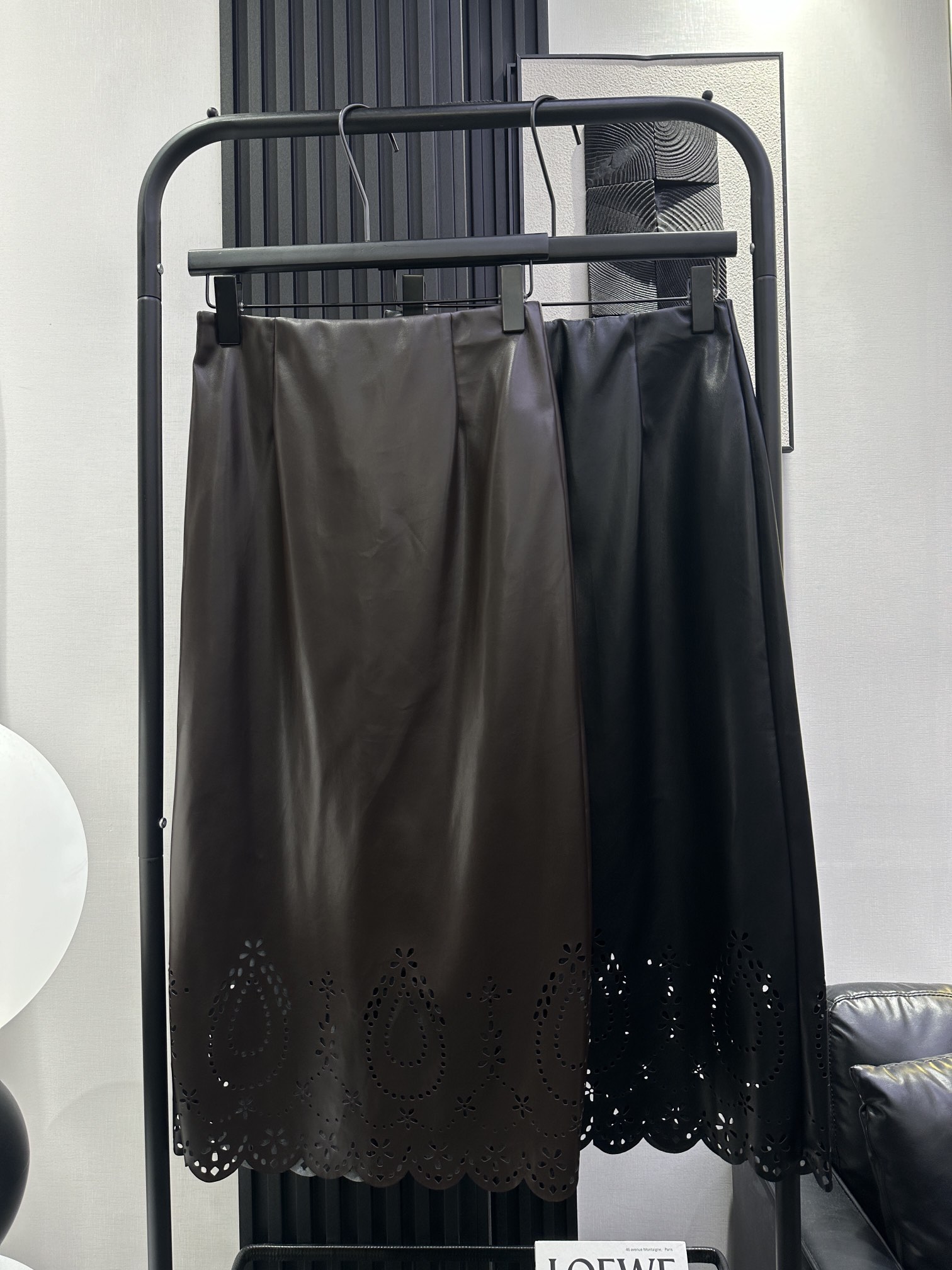 NO:469529,Miumiu - New hem hollow retro craft leather skirt, high waist hip slim fit style, rear slit, fine-grained upper body, super temperament, comfortable and easy to wear, walking style, two colors smlxl,,miumiu, skirts, alexander wang19860909miumiu-新款下摆镂空复古工艺皮半裙 高腰包臀修身版型 后开叉 精工细做 上身超有气质 舒适好穿 走路带风 两色 smlxl,,miumiu,skirts,alexander wang,Women's clothing