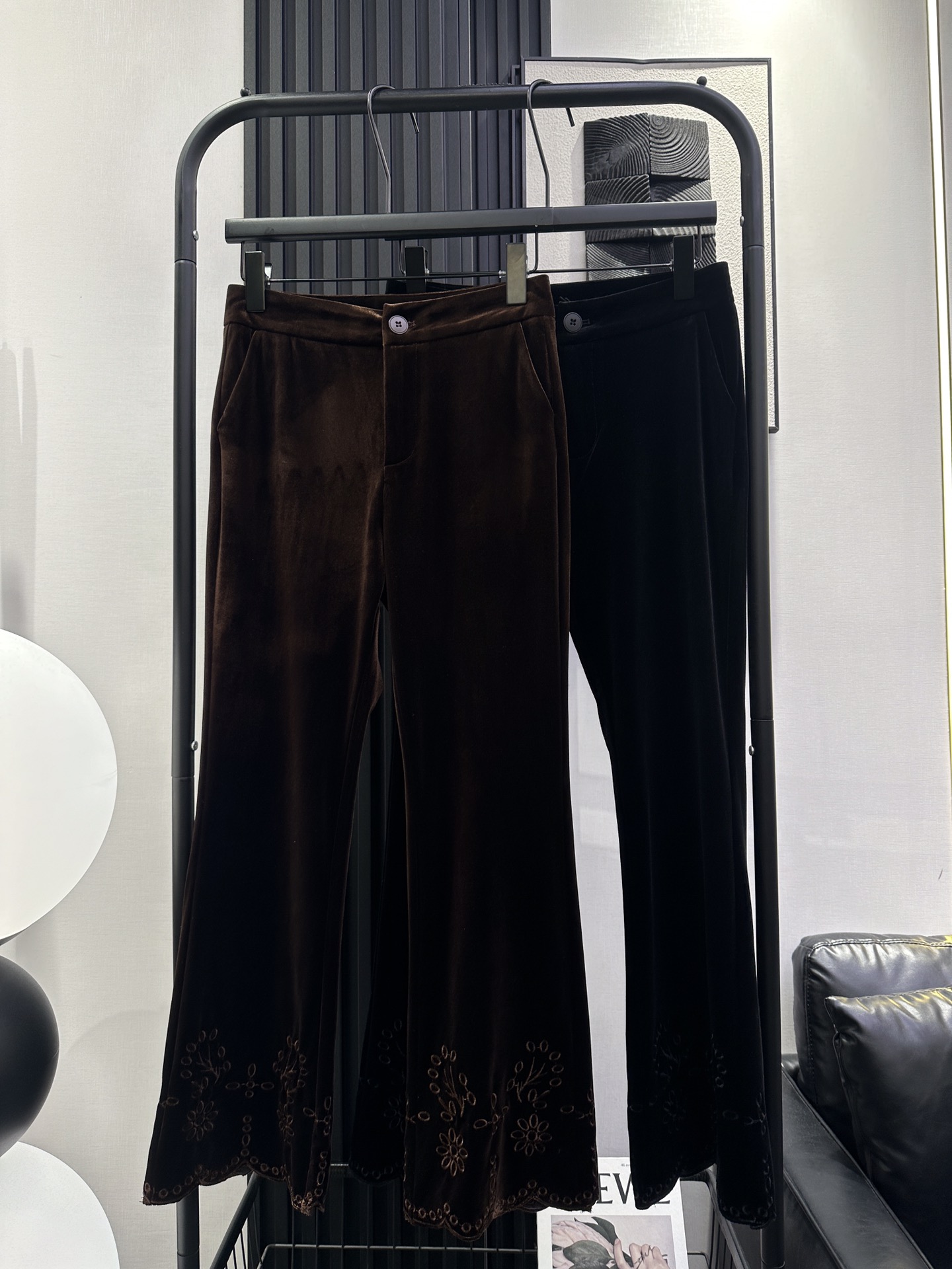 NO:469522,Miumiu - New style of velvet bottom-leg heavy-work embroidered micro-flare pants. Velvet fabric is soft and delicate. The style is comfortable on the upper body. Fashionable and versatile and fashionable style. Two-color smlxl,,miumiu,alexander wang19860909miumiu-新款丝绒下脚重工刺绣微喇裤 丝绒面料柔软细腻 版型正上身舒服 时尚百搭洋气款 两色 smlxl,,miumiu,alexander wang,Women's clothing