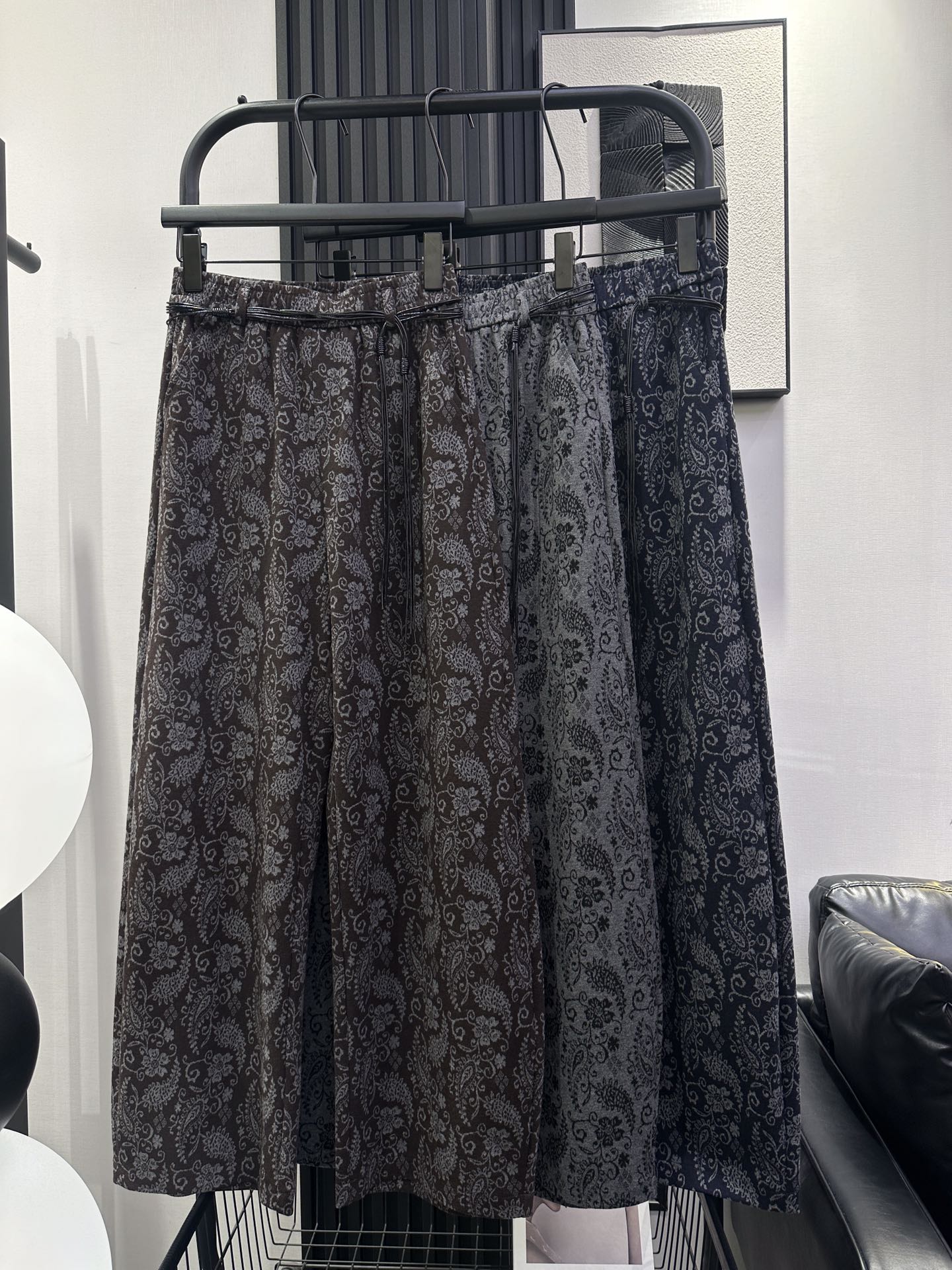 NO:472151,DIOR - New expensive old-fashioned cashew flower scimitar pants, fashionable upper body, visually high, elongated proportion, inclusive of various leg shapes, three-color smlxl,,dior,dior,alexander wang19860909DIOR 迪奥-新款贵气老钱风腰果花弯刀裤 上身洋气 视觉显高 拉长比例 包容各种腿型 三色 smlxl,,dior,dior,alexander wang,Women's clothing