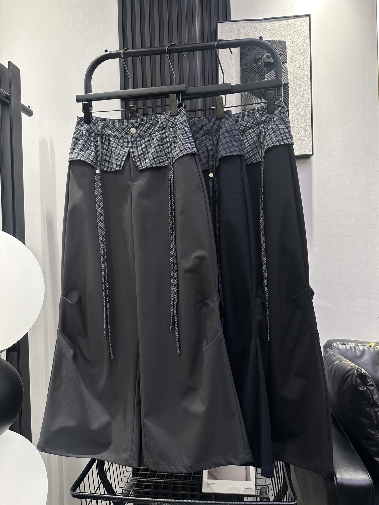 NO:477337,miumiu - New cool spicy checked fake two-piece workwear wide-leg pants with pleated side pants. The upper body looks very beautiful, fashionable and trendy. The upper body is full of lazy feeling. Close your eyes. Three-color smlxl, miumiu, alexander wang19860909miumiu-新款酷辣格纹假两件工装阔腿裤 侧边裤中褶皱设计 上身非常好看 时尚又潮流 上身满满慵懒感 闭眼入 三色 smlxl,,miumiu,alexander wang,Women's clothing