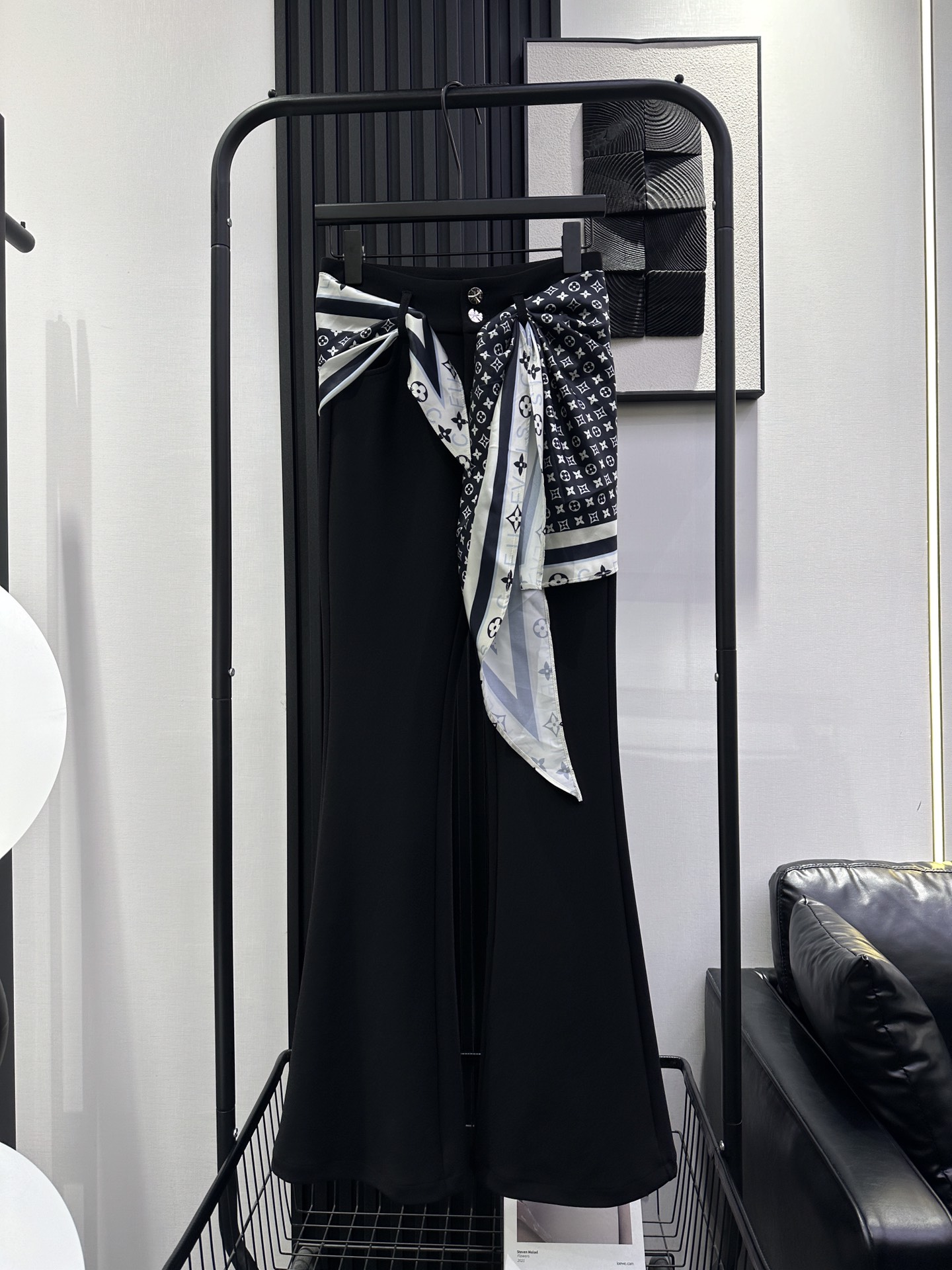 NO:478926,LV-New high-waisted and light-climbed style exquisite silk scarf straps with flared pants, high elastic fabric, super slim on the upper body, unrestrained, full of fashion and temperament Recommended Monochrome smlxl,,louis vuitton,alexander wang19860909LV-新款高腰轻熟风精致丝巾绑带外搭微喇裤 高弹力面料 上身超显瘦 无束缚感 洋气气质十足 推荐 单色 smlxl,,louis vuitton,alexander wang,Women's clothing