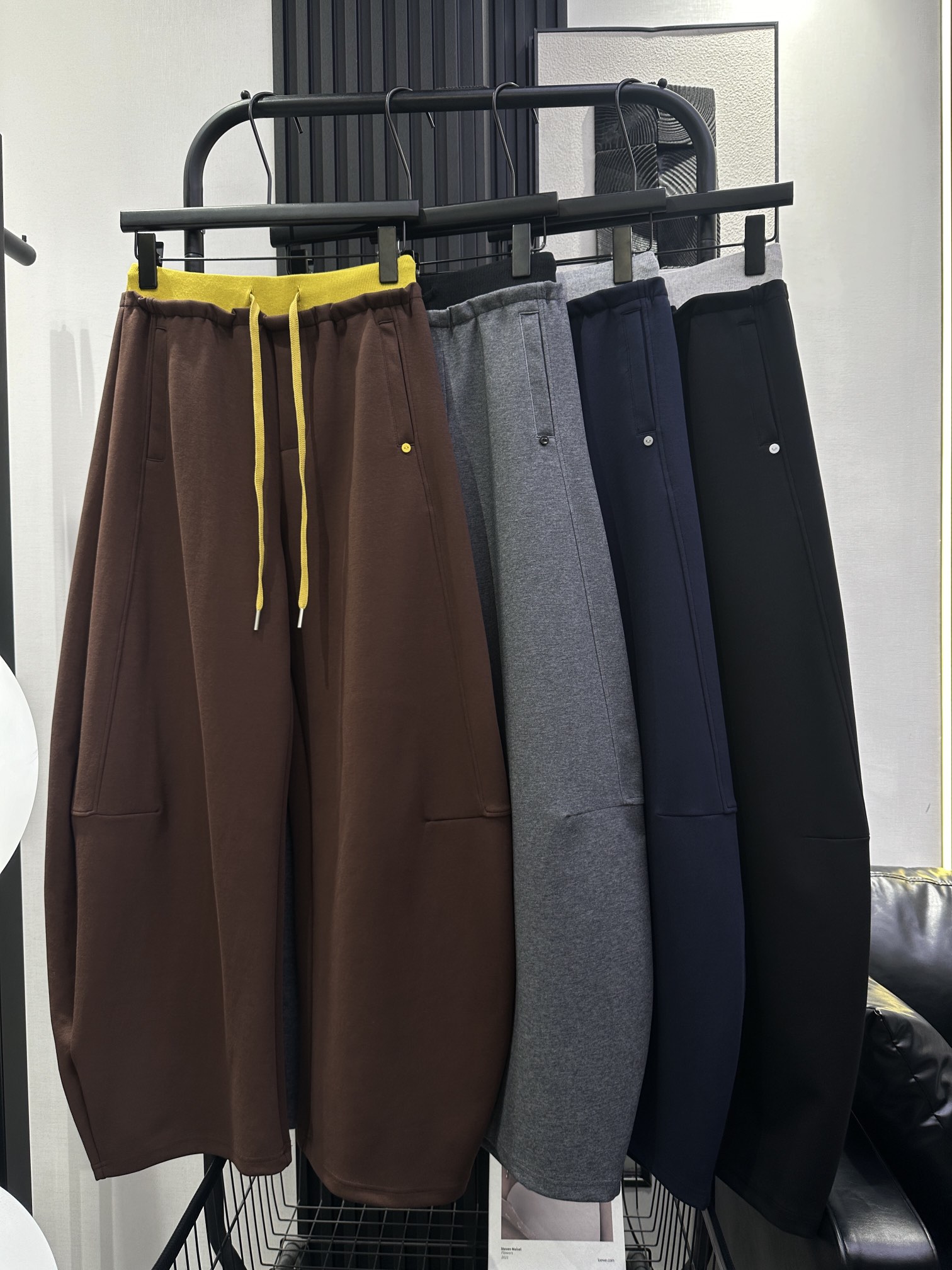 NO:480336,AS-New contrasting elastic waist drawstring mopping scimitar pants, soft and comfortable fabric, good style, wide curved curve cut is large without collapse, the upper body looks slim and lazy, fashionable and textured, four-color smlxl,,alexander wang19860909AS-新款撞色松紧腰抽绳拖地弯刀裤 面料柔软舒适 版型好 阔型的弧度剪裁大而不垮 上身显瘦有慵懒感 洋气又有质感 四色 smlxl,,alexander wang,Women's clothing