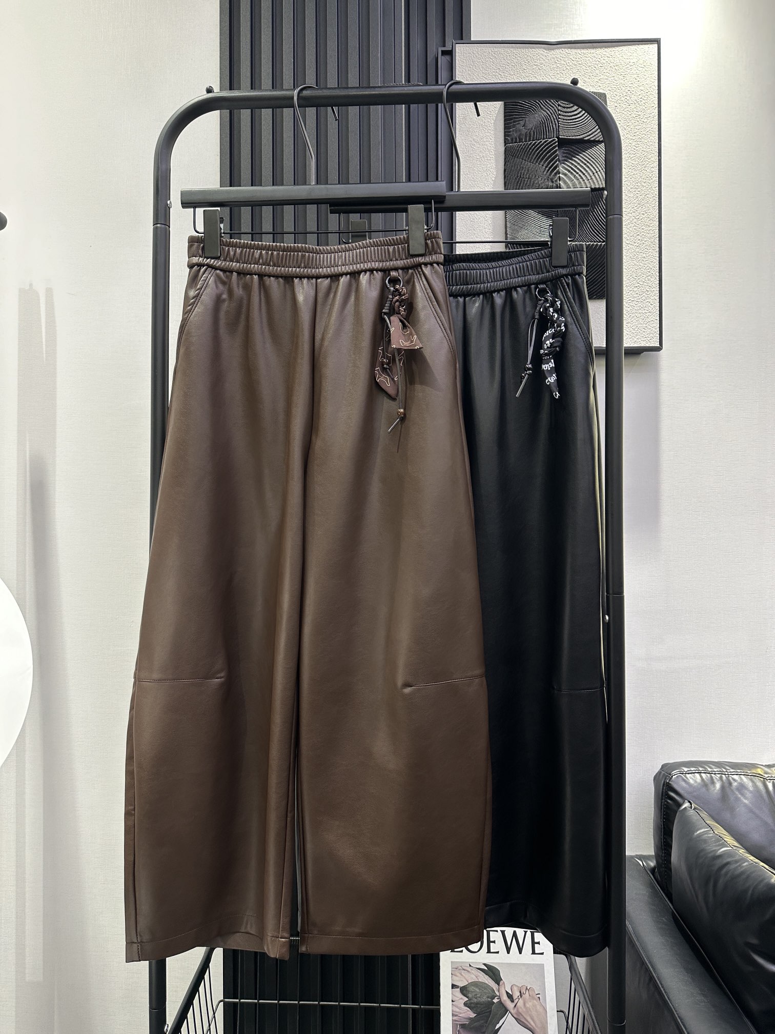 NO:483700,QOY-New pendant pendant nine-point leather pants, protein skin thin velvet, good style, no picky legs, soft and strong, thin velvet on the back, close to the body, warm and not icy skin, giving you a light and warm experience, two colors smlxl,,alexander wang19860909QOY-新款挂件吊坠九分皮裤 蛋白皮薄绒 版型好 完全不挑腿型 棉软有劲 反面薄绒 贴身温暖不冰肤 给予你又轻又暖的体验 两色 smlxl,,alexander wang,Women's clothing