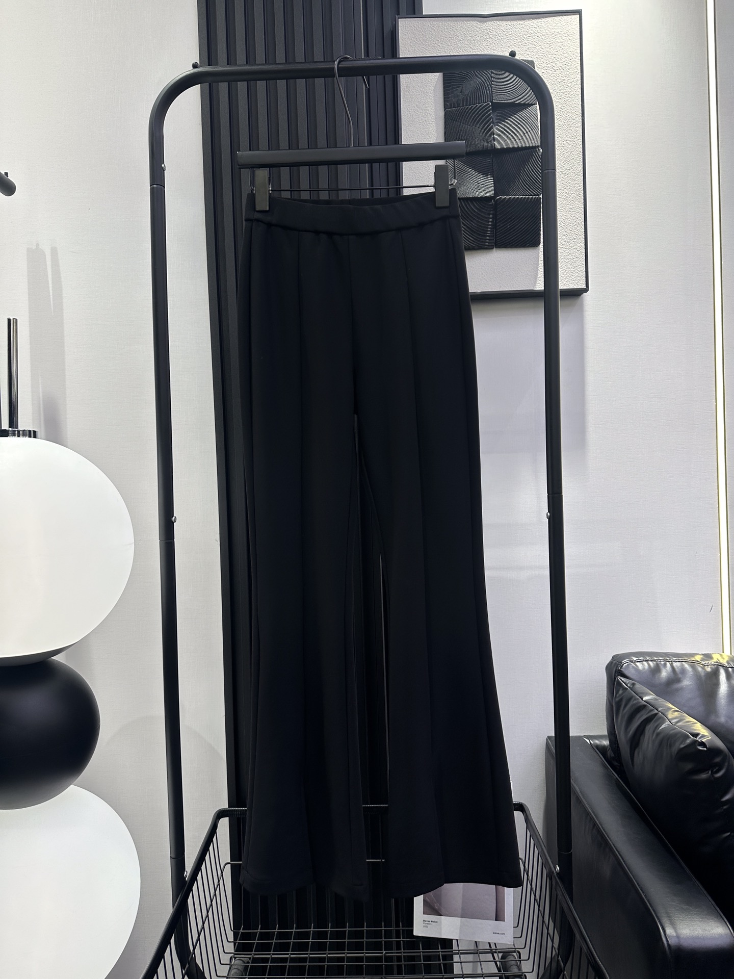 NO:484439,We11 DONE 2025 continues the hottest version of the net version of high-waisted, slightly flared pants, trousers, slits, and slim upper body, showing long legs. Monochrome smlxl,,alexander wang19860909We11 DONE 2025延续爆款 净版高腰微喇裤裤脚开叉 微弹力面料 上身巨显瘦 显大长腿 单色 smlxl,,alexander wang,Women's clothing