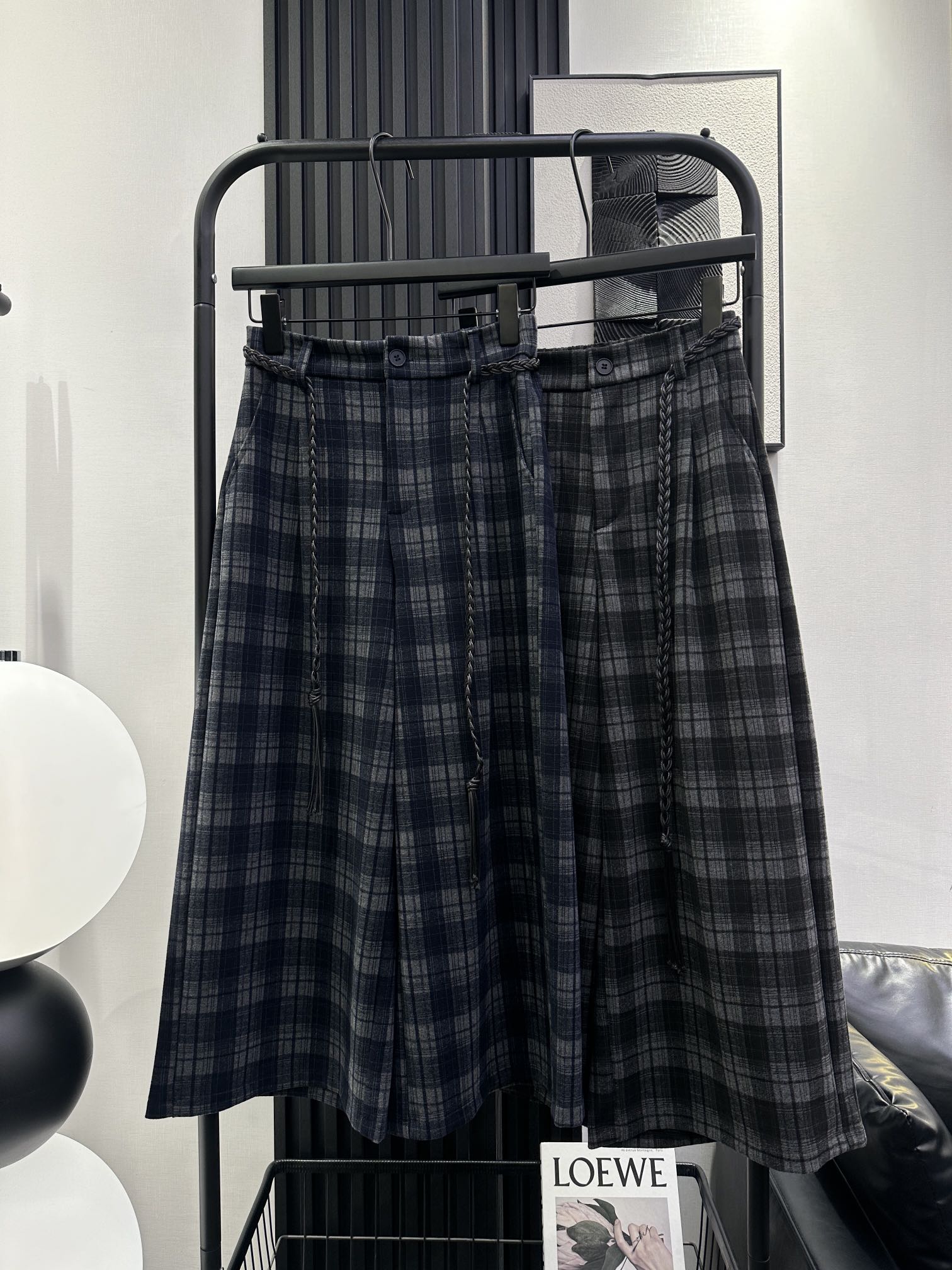 NO:488159,BALENCIAGA - New style of streaky string plaid garland wide-leg pants with back elastic waist design, strong inclusiveness, outstanding upper body style, closed eyes, two colors smlxl,,balenciaga,balenciaga,alexander wang19860909BALENCIAGA 巴黎世家-秋冬新款麻花细绳格子八方阔腿裤 后松紧腰头设计 包容性强 上身版型绝绝子 闭眼入 两色 smlxl,,balenciaga,balenciaga,alexander wang,Women's clothing