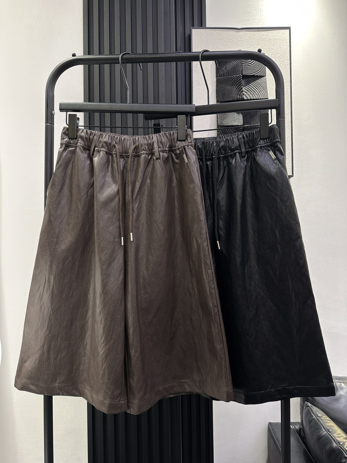 NO:488173,BOTTEGA VENETA-New autumn and winter simple drawstring wide-leg protein leather pants, soft and comfortable leather, minimalist, big brand style, full of high-end sense, two colors smlxl,,bottega veneta,alexander wang19860909BOTTEGA VENETA-秋冬新款简约抽绳阔腿蛋白皮裤 皮质柔软舒适 极简主义 大牌范儿 高级感十足 两色 smlxl,,bottega veneta,alexander wang,Women's clothing