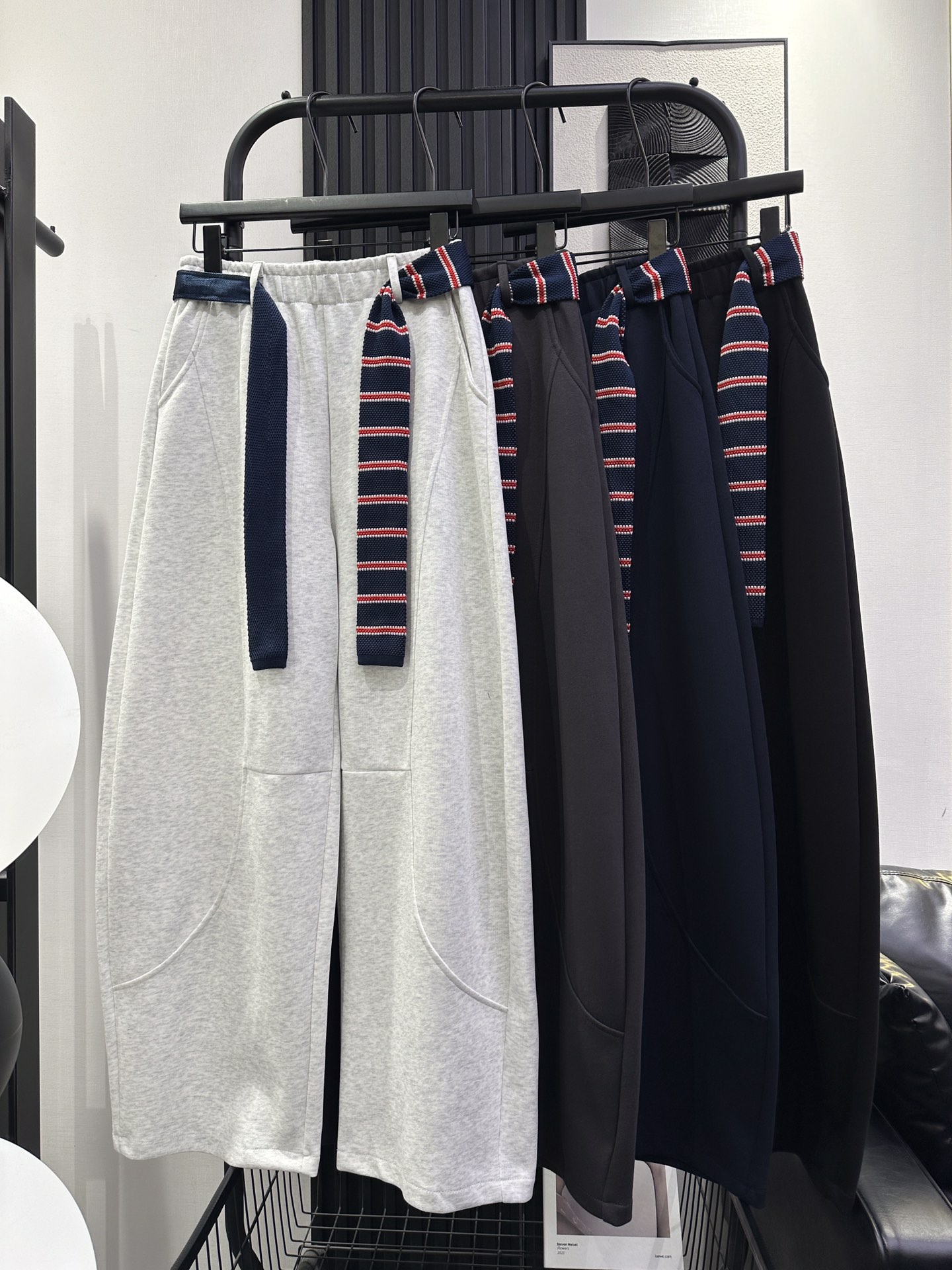 NO:488169,Miumiu - New autumn and winter high-waisted knitted striped tie casual pants. The fabric is thick and textured. The upper body is fashionable and age-reducing. A slightly loose fit. The upper body is comfortable and comfortable. Four-color smlxl,,miumiu,ties,alexander wang19860909miumiu-秋冬新款高腰配针织条纹领带休闲裤 面料厚实有质感 上身洋气减龄 微宽松版型 上身舒适自在 四色 smlxl,,miumiu,ties,alexander wang,Women's clothing