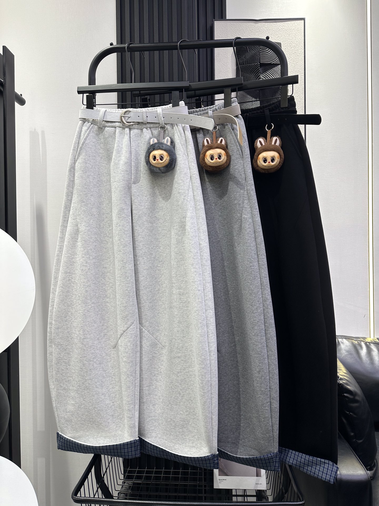 NO:489330,QOY-New Labub pendant plaid casual pants with lower feet. The upper body is very fashionable. The fabric is soft and comfortable. The hips and thighs can be easily controlled. Whoever wears them looks good. Three-color smlxl, alexander wang19860909QOY-新款拉布布挂件下脚格子休闲裤 版型上身很洋气 面料柔软舒适 胯大腿粗都能轻松驾驭 谁穿谁好看 三色 smlxl,,alexander wang,Women's clothing
