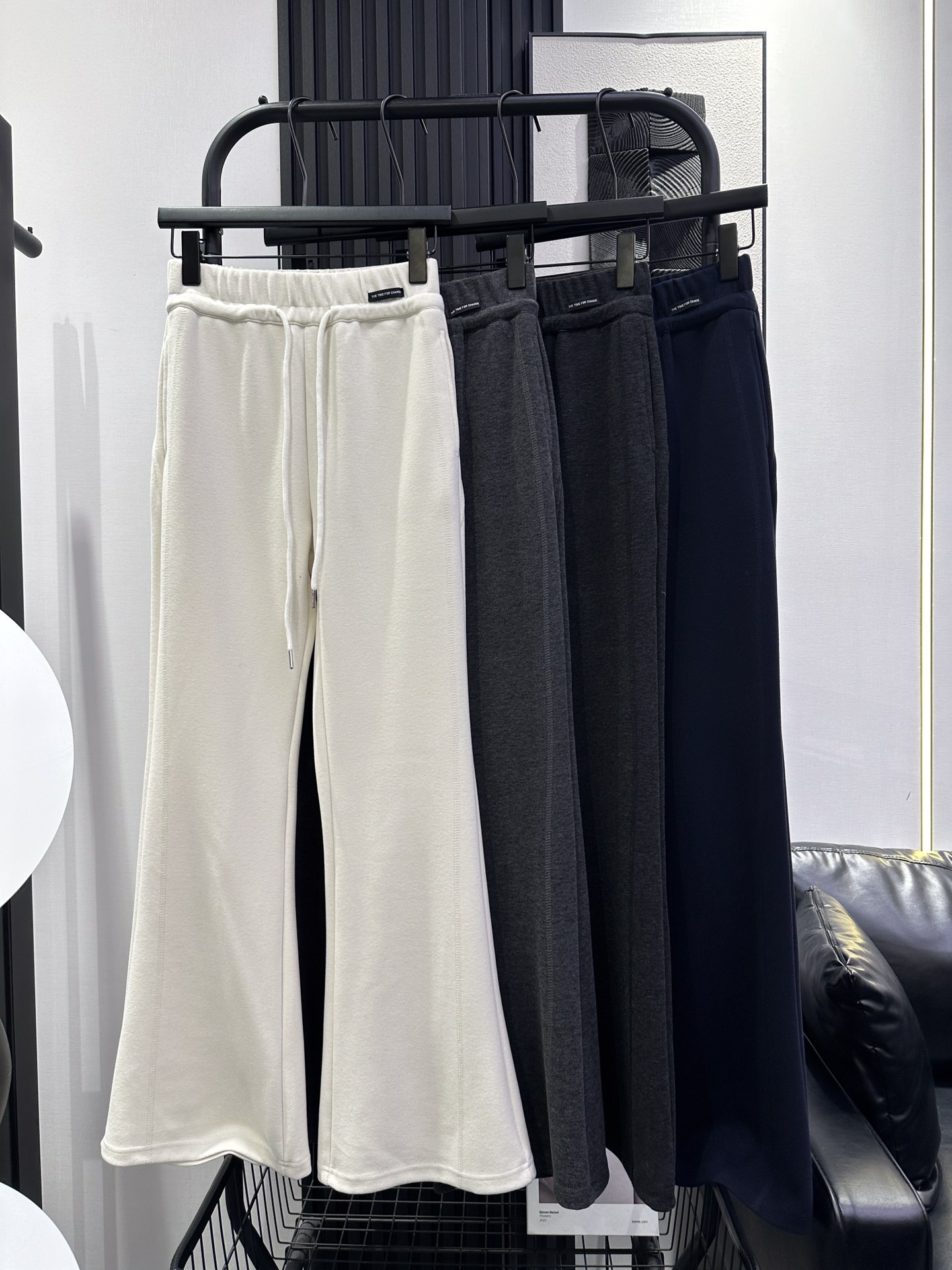 NO:489322,QOY-New autumn and winter high-waist drawstring trousers, left waist small label design, cashmere fabric, strong warmth, soft and delicate touch, upper body style shows long legs Recommended Four-color smlxl,,alexander wang19860909QOY-秋冬新款高腰抽绳微喇裤 左腰小标设计 羊绒面料 保暖性强 手感柔软细腻 上身版型正显大长腿 推荐 四色 smlxl,,alexander wang,Women's clothing