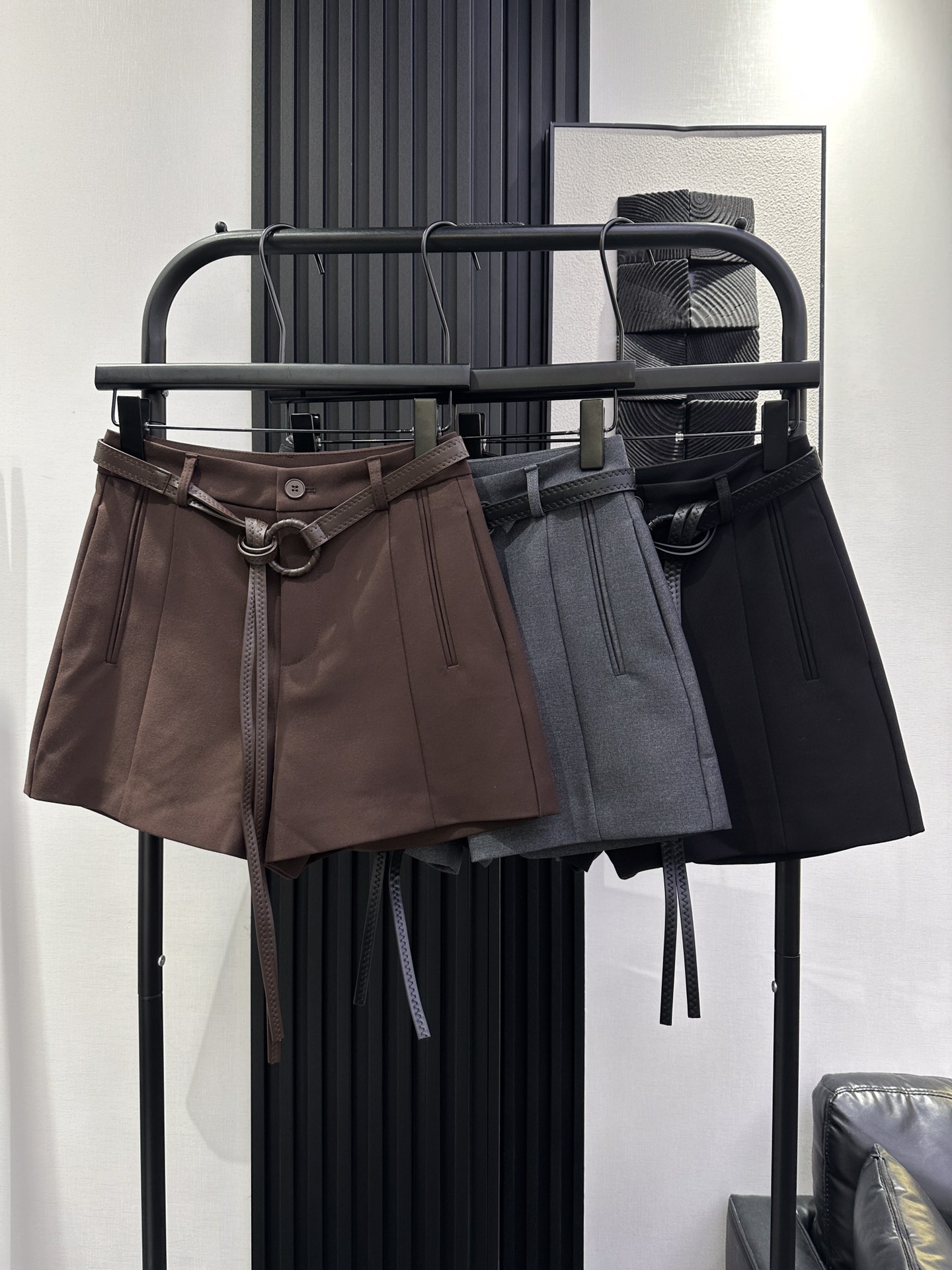 NO:489313,CELINE - New style slim suit shorts with a soft fabric, long legs on the upper body, a pair of pants full of texture, and the color is also very good. Three-color smlxl, celine, celine, shorts, business suit, alexander wang19860909CELINE 赛琳-秋冬新款气质显瘦西装短裤 面料柔软 上身尽显大长腿 高质感满满的一款裤子 颜色也非常好看 三色 smlxl,,celine,celine,shorts,business suit,alexander wang,Women's clothing
