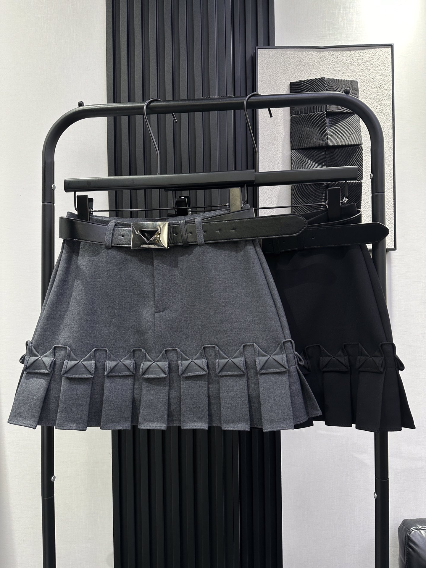 NO:489307,Miumiu - New autumn and winter high-waist three-dimensional embossed skirt, versatile A-version skirt, lined with anti-exposure, with metal buckle belt, classic elements, fashionable temperament, two-color smlxl,,miumiu, skirts, alexander wang19860909miumiu-秋冬新款高腰立体压花半身裙 百搭A版裙型 带内衬防走光 配金属扣皮带 经典元素 时尚气质 两色 smlxl,,miumiu,skirts,alexander wang,Women's clothing