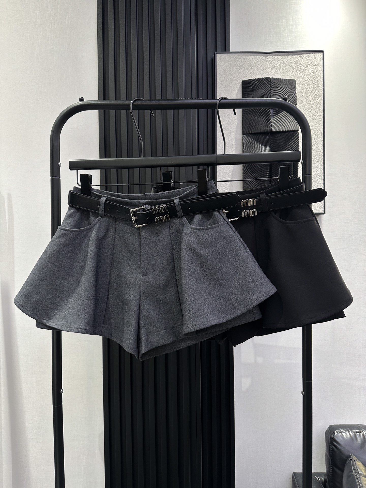 NO:489301,Miumiu - New autumn and winter high-waisted A-line lotus skirt pants, double-layer spliced ​​hot girl style, the upper body looks very slim and fashionable, the age-reducing fashion must-have two-color smlxl,,miumiu, skirts,alexander wang19860909miumiu-秋冬新款高腰显瘦A字荷花裙裤 双层拼接辣妹风 上身非常显瘦超洋气 减龄时尚必备款 两色 smlxl,,miumiu,skirts,alexander wang,Women's clothing