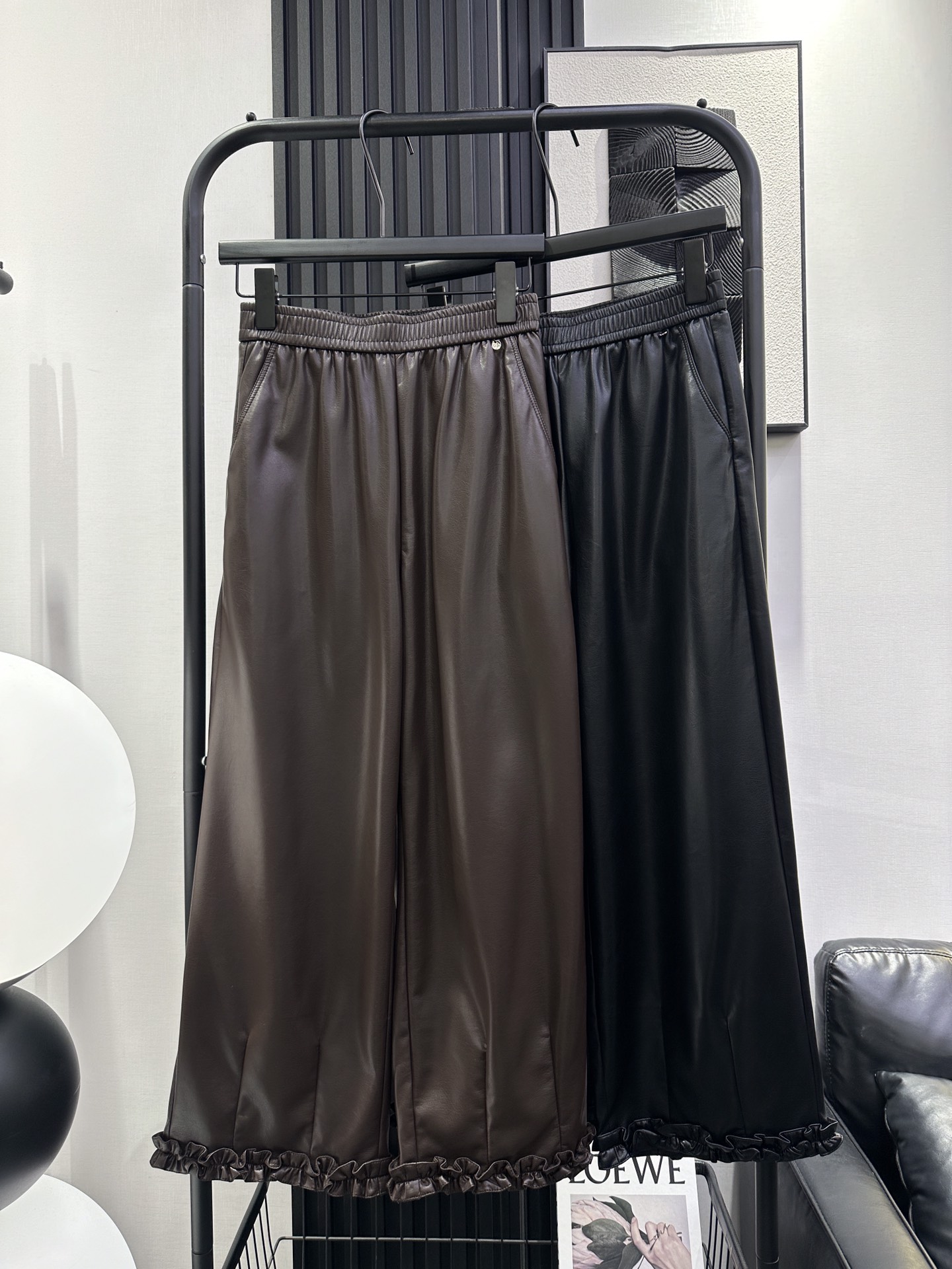 NO:491434,MiuMiu - New autumn and winter style lace nine-point wide-leg leather pants with high waist elastic design, hide flesh to make you look thin, wear wide-leg tailoring, lazy and aura coexist two colors smlxl,,miumiu,alexander wang19860909MiuMiu-秋冬新款脚口本色花边九分阔腿皮裤 高腰松紧设计 藏肉显瘦一穿封神 阔腿剪裁 慵懒与气场并存 两色 smlxl,,miumiu,alexander wang,Women's clothing