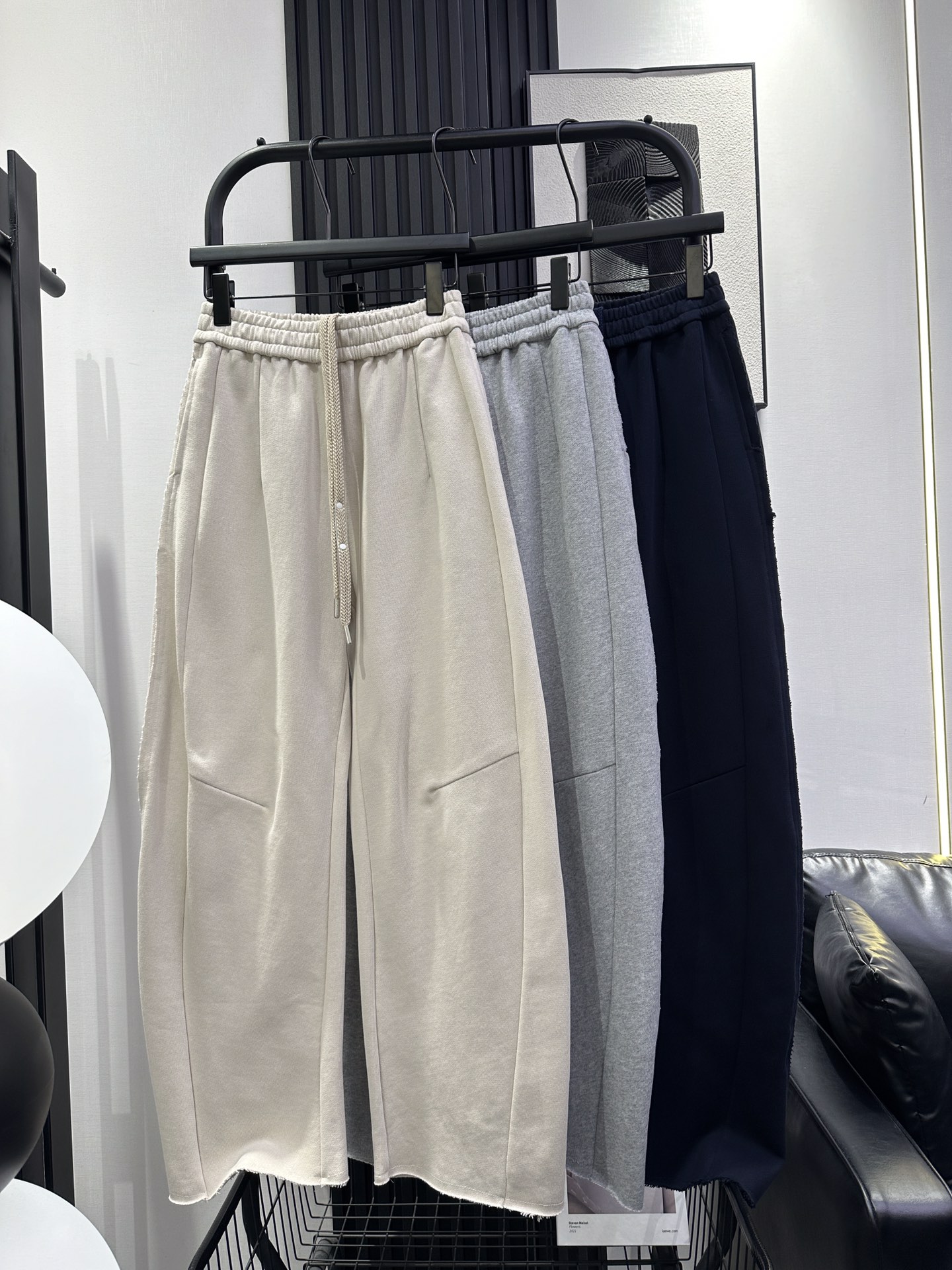 NO:491475,QOY-New autumn and winter high-waist strap scimitar pants, thick and warm fabric, unique breasted cut of feet, visually lengthening leg lines on the upper body, full of high-end and relaxed style, three-color smlxl,,alexander wang19860909QOY-秋冬新款高腰绑带弯刀裤 面料厚实保暖 独特的脚口毛边剪裁 上身视觉拉长腿部线条 满满高级感松弛风 三色 smlxl,,alexander wang,Women's clothing
