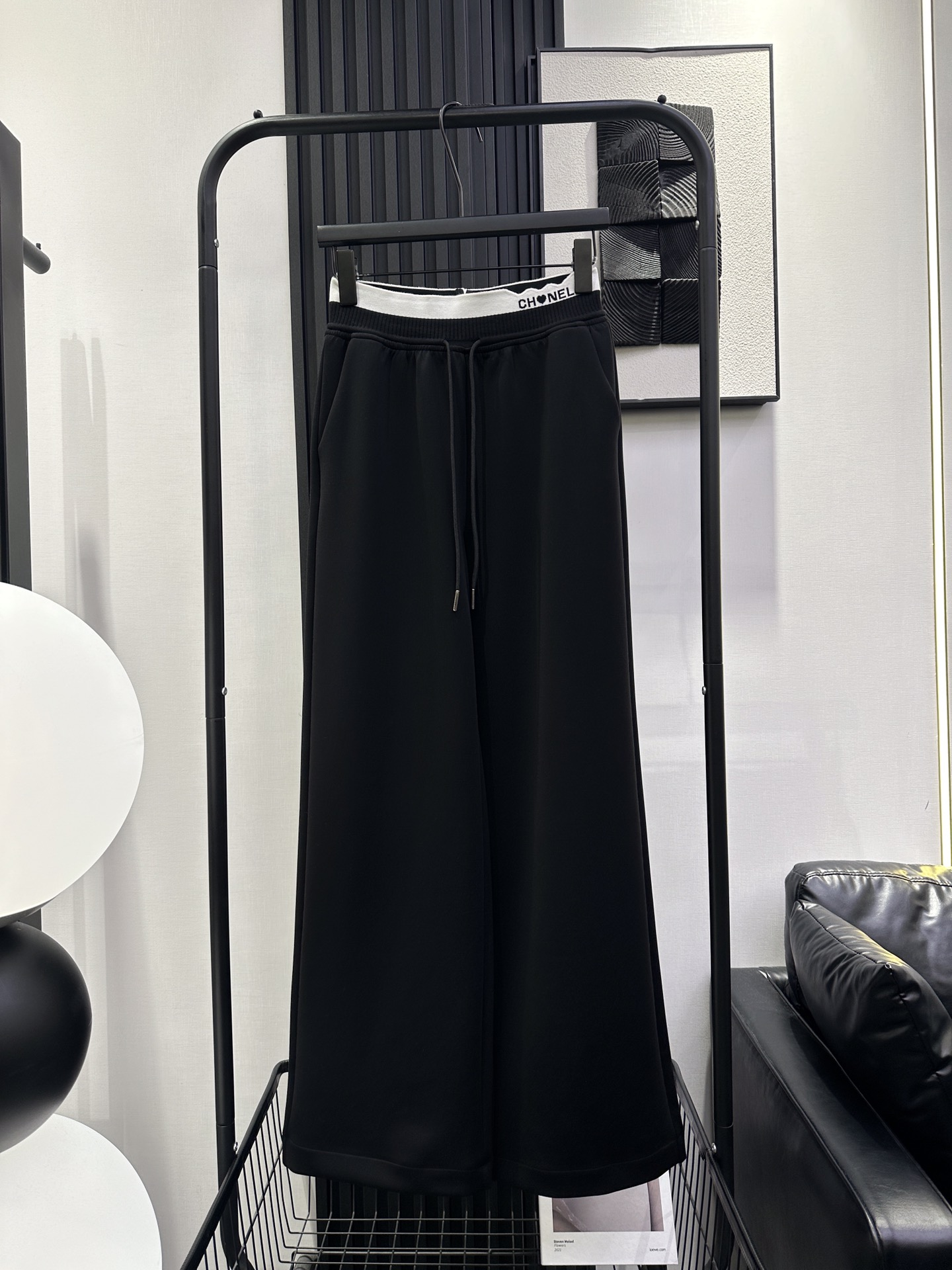 NO:493191,CHANEL Xiaoxiang New autumn and winter high-waisted rubber letter straight-leg casual pants, silk cotton material, natural and shiny fabric, very slim upper body, a must-have for fashionable women, exquisite and elegant, monochrome smlxl, chanel, alexander wang19860909CHANEL 小香 秋冬新款高腰橡筋字母直筒休闲裤 丝绵材质 面料自然有光泽 上身非常显瘦 时尚女人必备 精致优雅 单色 smlxl,,chanel,alexander wang,Women's clothing