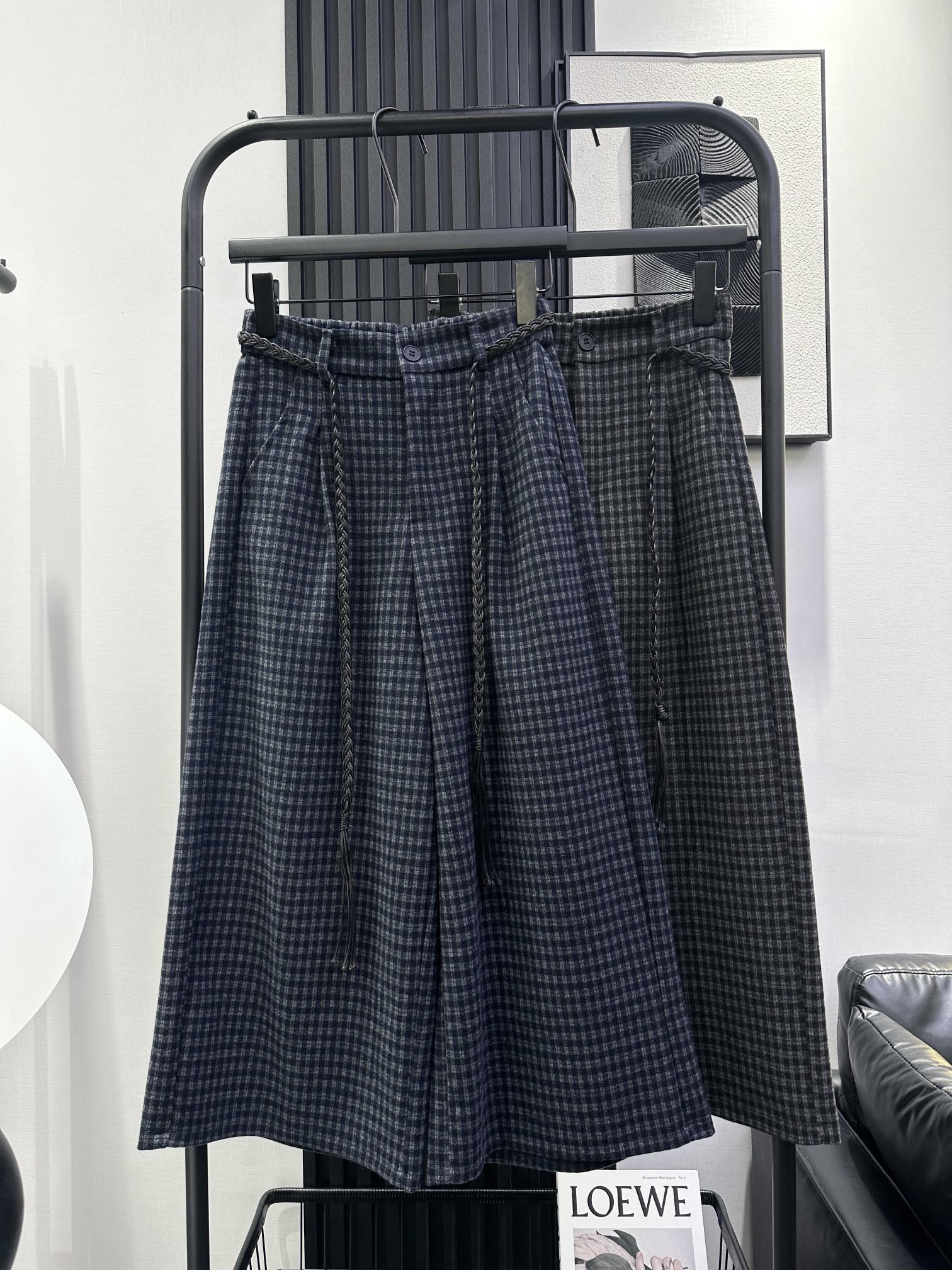 NO:493198,BALENCIAGA - New style of streaky string small plaid eight-point wide-leg pants with elastic waist design with strong inclusiveness and excellent upper body style. High-end old money style. Two-color smlxl,,balenciaga,balenciaga,alexander wang19860909BALENCIAGA 巴黎世家-秋冬新款麻花细绳小格子八分阔腿裤 后松紧腰头设计 包容性强 上身版型绝绝子 高级老钱风 两色 smlxl,,balenciaga,balenciaga,alexander wang,Women's clothing
