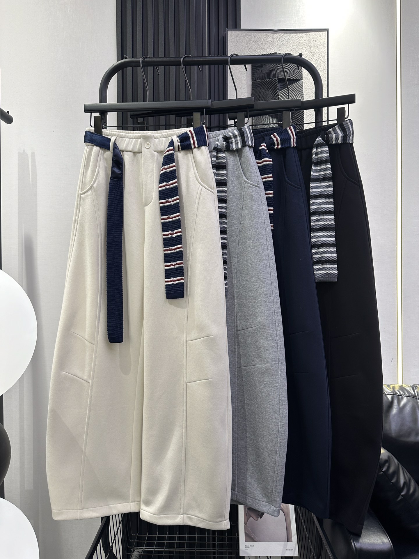 NO:494786,,230miumiu - New autumn and winter waist mid-button knitted tie casual pants. The fabric is soft and comfortable. The unique tailoring design starts naturally dispersed from the crotch. The upper body hides the flesh and pulls the effect of four colors smlxl,,miumiu,ties,alexander wang19860909,230miumiu-秋冬新款腰中扣子针织领带休闲裤 面料柔软舒适 独特的剪裁设计从胯部开始自然散开的版型 上身藏肉效果拉满 四色 smlxl,,miumiu,ties,alexander wang,Women's clothing