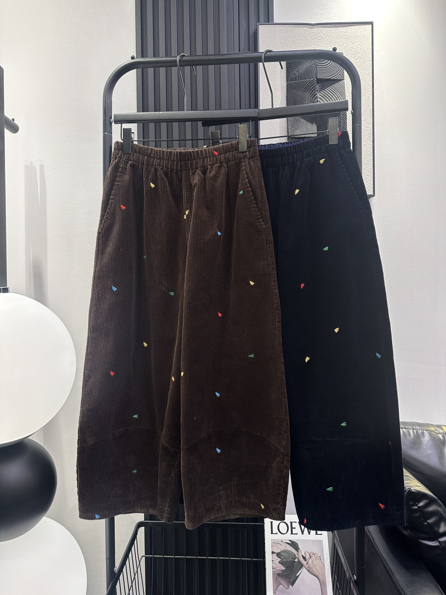 NO:496447,AMI-New irregular love embroidered nine-point pants, elastic waist design, corduroy material, wide hips on the upper body, thick legs, all are missing, any leg shape can be easily controlled, easy to wear and match, and very easy to manage, two colors smlxl,,alexander wang19860909AMI-新款不规则爱心刺绣九分裤 松紧腰设计 灯芯绒材质 上身胯宽腿粗统统不见啦 任何腿型都能轻松驾驭 好穿又好搭 且非常好打理 两色 smlxl,,alexander wang,Women's clothing