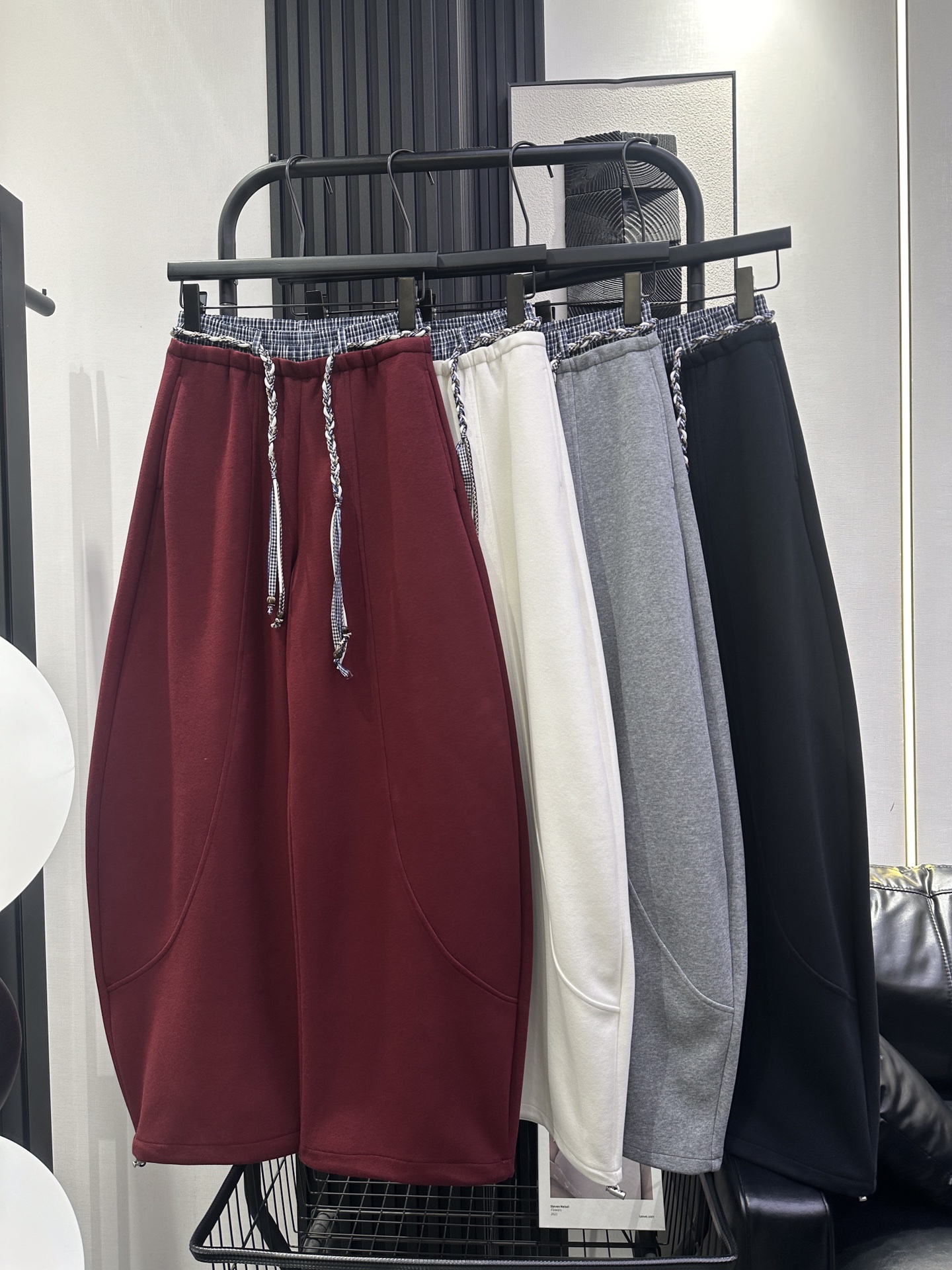 NO:496451,MiuMiu-New high-waist contrasting color spliced ​​plaid scimitar pants with bead belt. The fabric is soft and comfortable. It has a drooping feeling. The upper body does not look bloated. The texture is good. Four-color smlxl,,miumiu,alexander wang19860909MiuMiu-新款高腰撞色拼接格子弯刀裤 搭配珠子腰带 面料柔软舒适 自带垂感 上身不显臃肿 质感嘎嘎好 四色 smlxl,,miumiu,alexander wang,Women's clothing