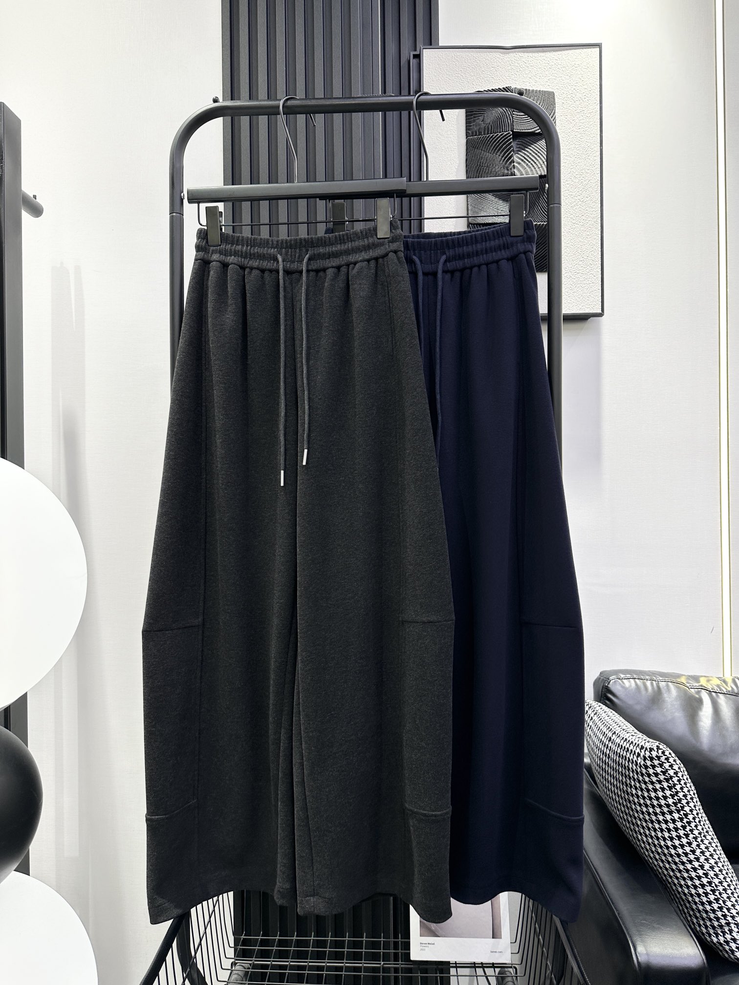 NO:500010,AS-New Snowflake Wool Woolen Narrow Edition Scissor Pants Latest Fabric Excellent Quality Fashion Brand Composite Thickened Fabric Three-dimensional lines made from front and back to modify the leg shape Two-color smlxl,,alexander wang19860909AS-新款 雪花羊毛呢窄版弯刀裤最新面料 品质超赞 时尚大牌 复合加厚面料 前后做了立体线条可修饰腿型 两色 smlxl,,alexander wang,Women's clothing