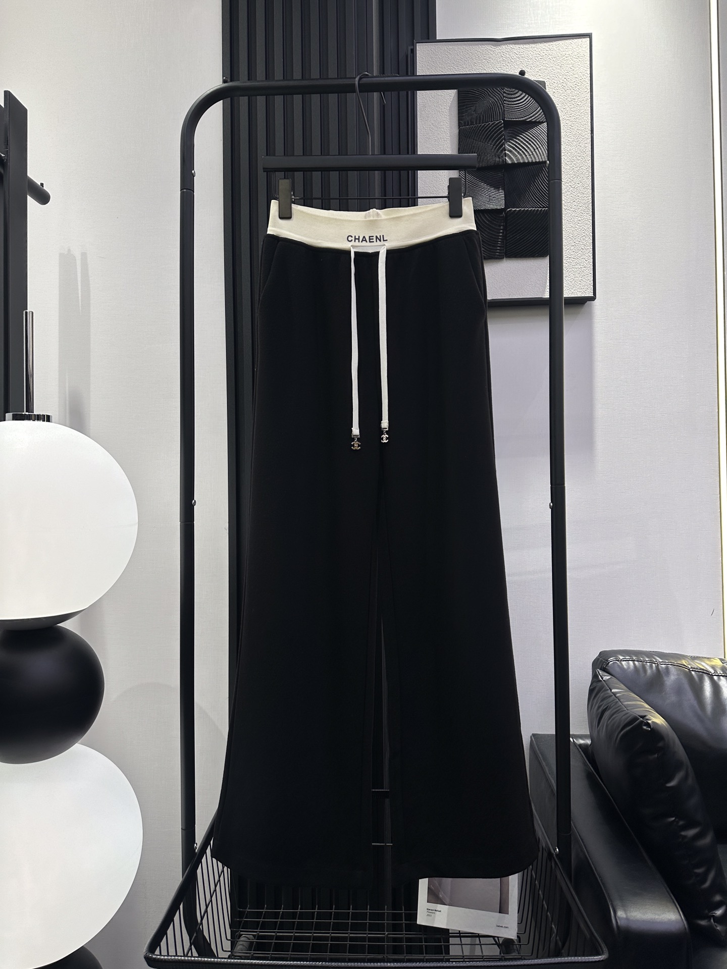 NO:503345,CHANEL Xiaoxiang New high-waist rubber letter straight-leg casual wide-leg pants, silk cotton material, soft and delicate fabric, very slim on the upper body, a must-have for fashionable women, exquisite and elegant, monochrome smlxl, chanel, alexander wang19860909CHANEL 小香 新款高腰橡筋字母直筒休闲阔腿裤 丝绵材质 面料柔软细腻 上身非常显瘦 时尚女人必备 精致优雅 单色 smlxl,,chanel,alexander wang,Women's clothing