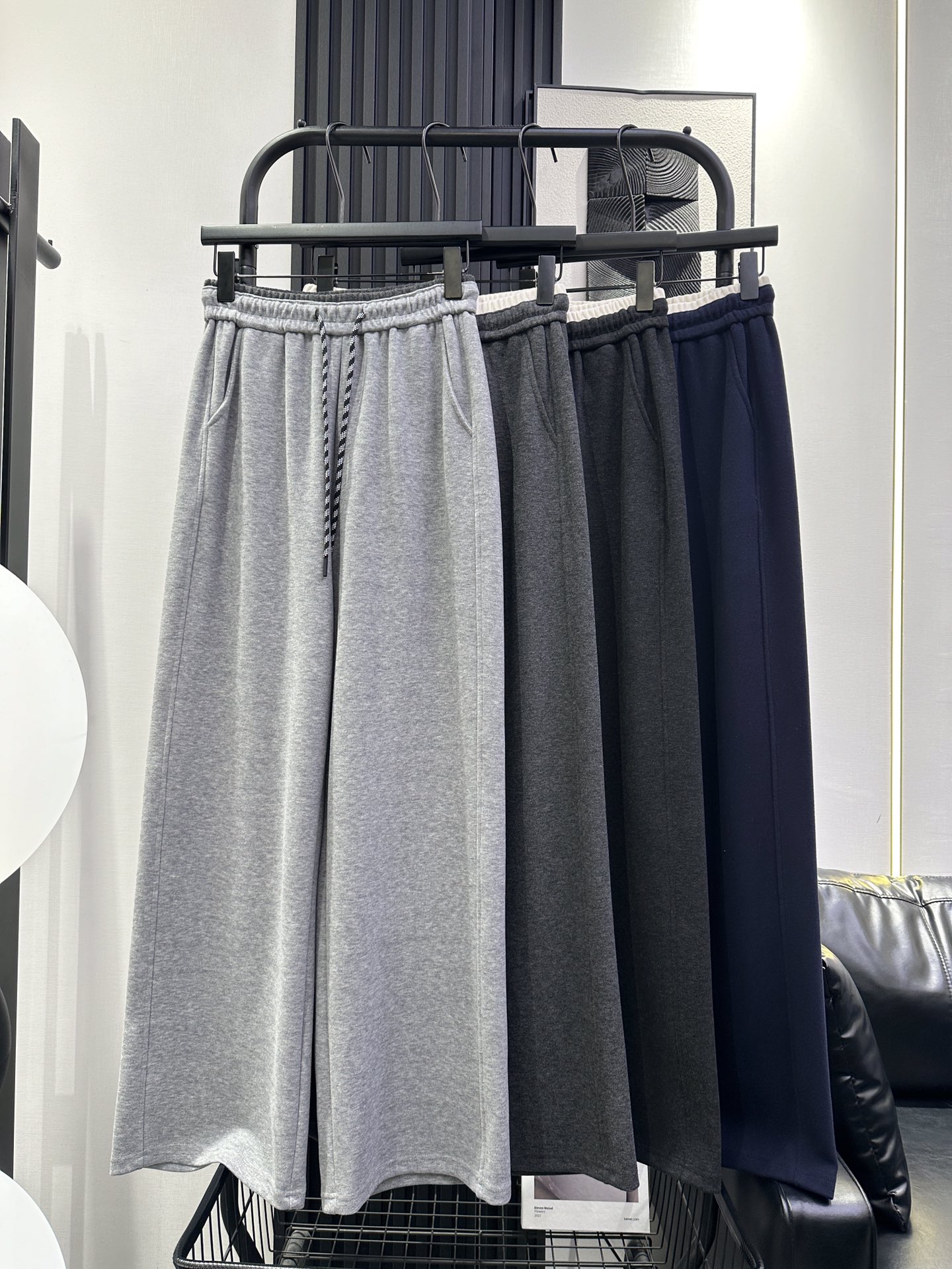 NO:503339,AS-New contrasting color spliced ​​waistband tied drawstring straight trousers Wool woolen fabric The pants are very good Simplified design Straight-padded tailoring not only modify the leg shape but also brings a comfortable wearing experience Recommended Four-color smlxl,,alexander wang19860909AS-新款撞色拼接腰花绑抽绳直筒裤 羊毛呢面料 裤型非常好 简约设计 直筒剪裁不仅修饰腿型 还带来舒适的穿着体验 推荐 四色 smlxl,,alexander wang,Women's clothing