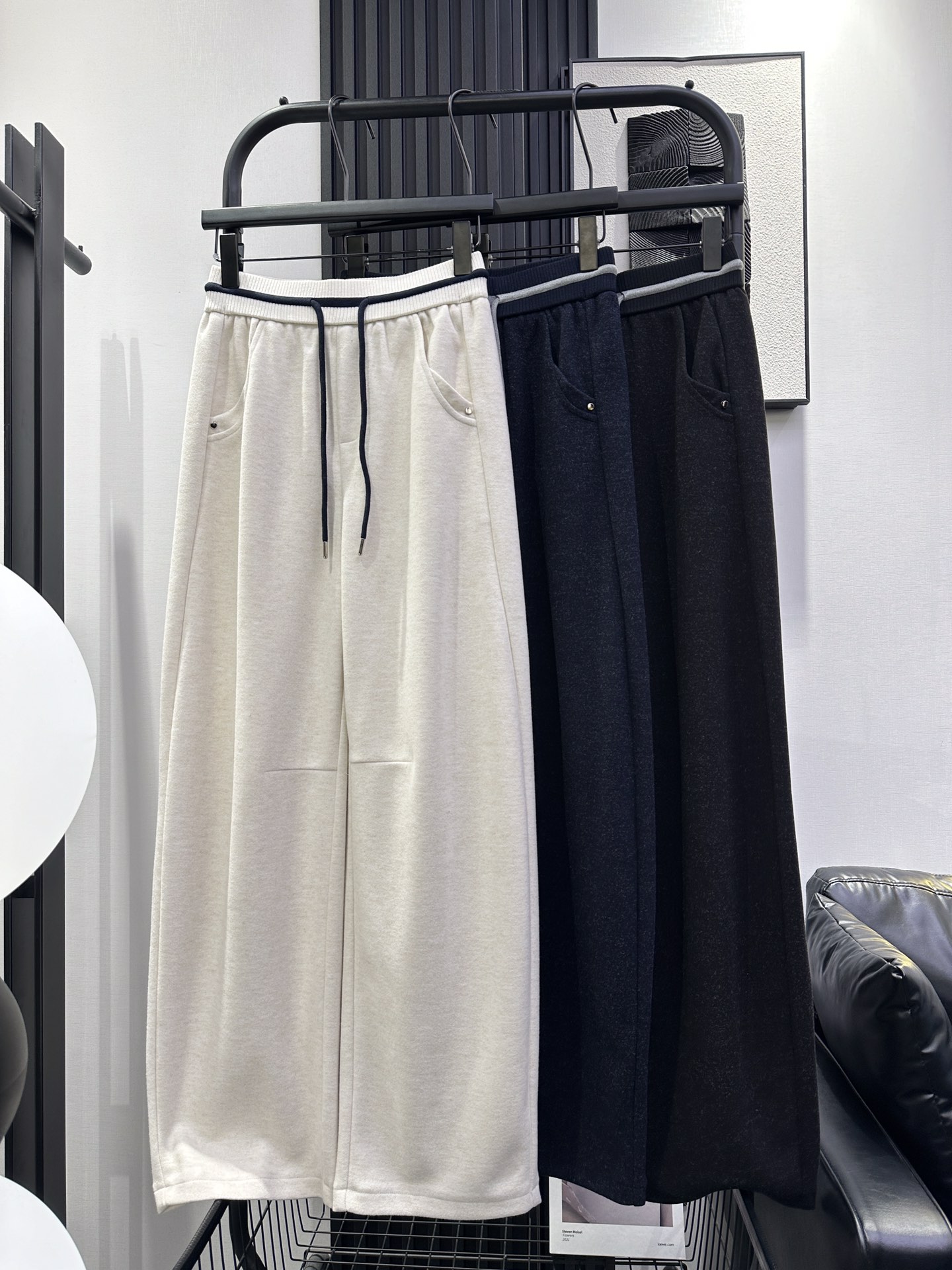 NO:503380,MM6-New high-waist contrast drawstring banana wide-leg pants Customized fabric Super high quality Stylish upper body does not pick the legs Only versatile items with slimming effect Three-color smlxl,,masion margiela,alexander wang19860909MM6-新款高腰撞色抽绳香蕉阔腿裤 定制面料 超高品质 版型上身不挑腿型 只有显瘦效果百搭单品 三色 smlxl,,masion margiela,alexander wang,Women's clothing