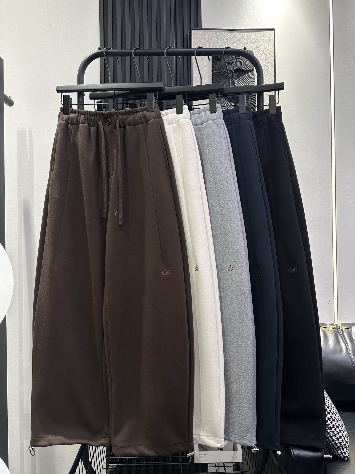 NO:504128,,205alo - New style of lazy elastic waist drawstring thick scimitar pants, left front pants are embroidered in the middle, very good style, super slim upper body, casual mid-cover fashion sense, easy to control any leg shape, essential items, five-color smlxl,,alexander wang19860909,205alo-新款慵懒松紧腰抽绳厚款弯刀裤 左前裤中刺绣设计 版型非常好 上身超显瘦 休闲中带遮时尚感 任何腿型都能轻松驾驭 必备单品 五色 smlxl,,alexander wang,Women's clothing