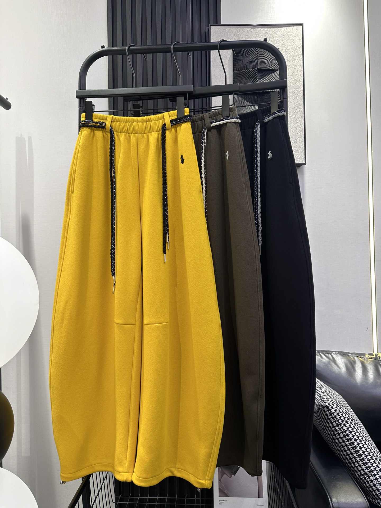 NO:504125,QOY-New three-color thin rope elastic waist balloon pants, left pocket embroidery process, slightly loose style, fashionable and slim upper body, outstanding color, trouser legs with drawstrings, recommended three-color smlxl,,alexander wang19860909QOY-新款三色细绳松紧腰气球裤 左袋口刺绣工艺 微宽松版型 上身洋气又显瘦 颜色绝绝子 裤脚带抽绳可两穿 推荐 三色 smlxl,,alexander wang,Women's clothing
