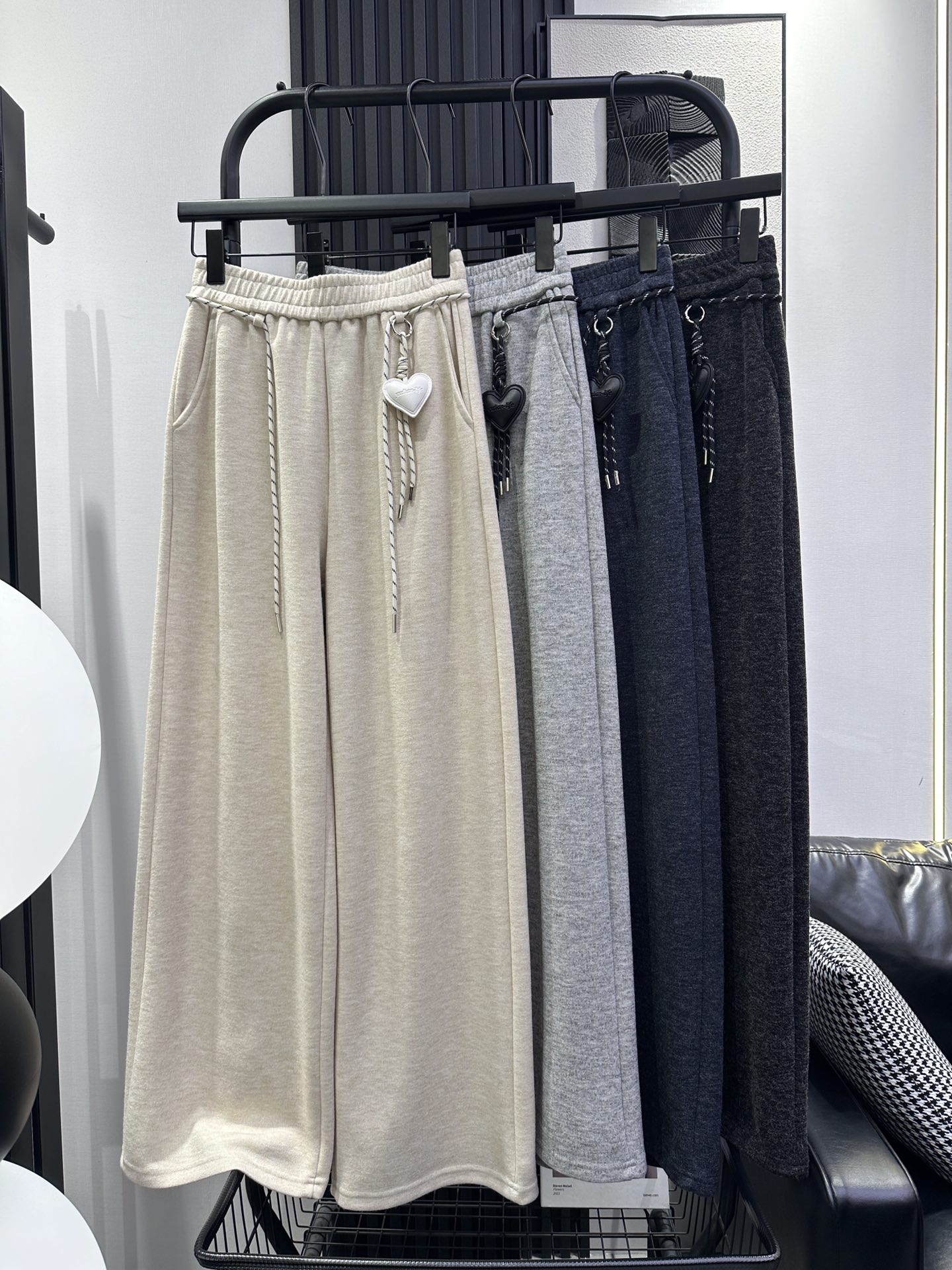 NO:505257,AIM-New Love Pendant High-waisted Wide Legs Sliding Pants Customized High-quality Fabrics Drops on the upper body The fabric is comfortable and warm. Any leg shape can be easily controlled. Four-color smlxl,,alexander wang19860909AIM-新款爱心挂件高腰阔腿拖地裤 定制高品质面料 上身有垂感 面料舒适保暖 任何腿型都可轻松驾驭 四色 smlxl,,alexander wang,Women's clothing