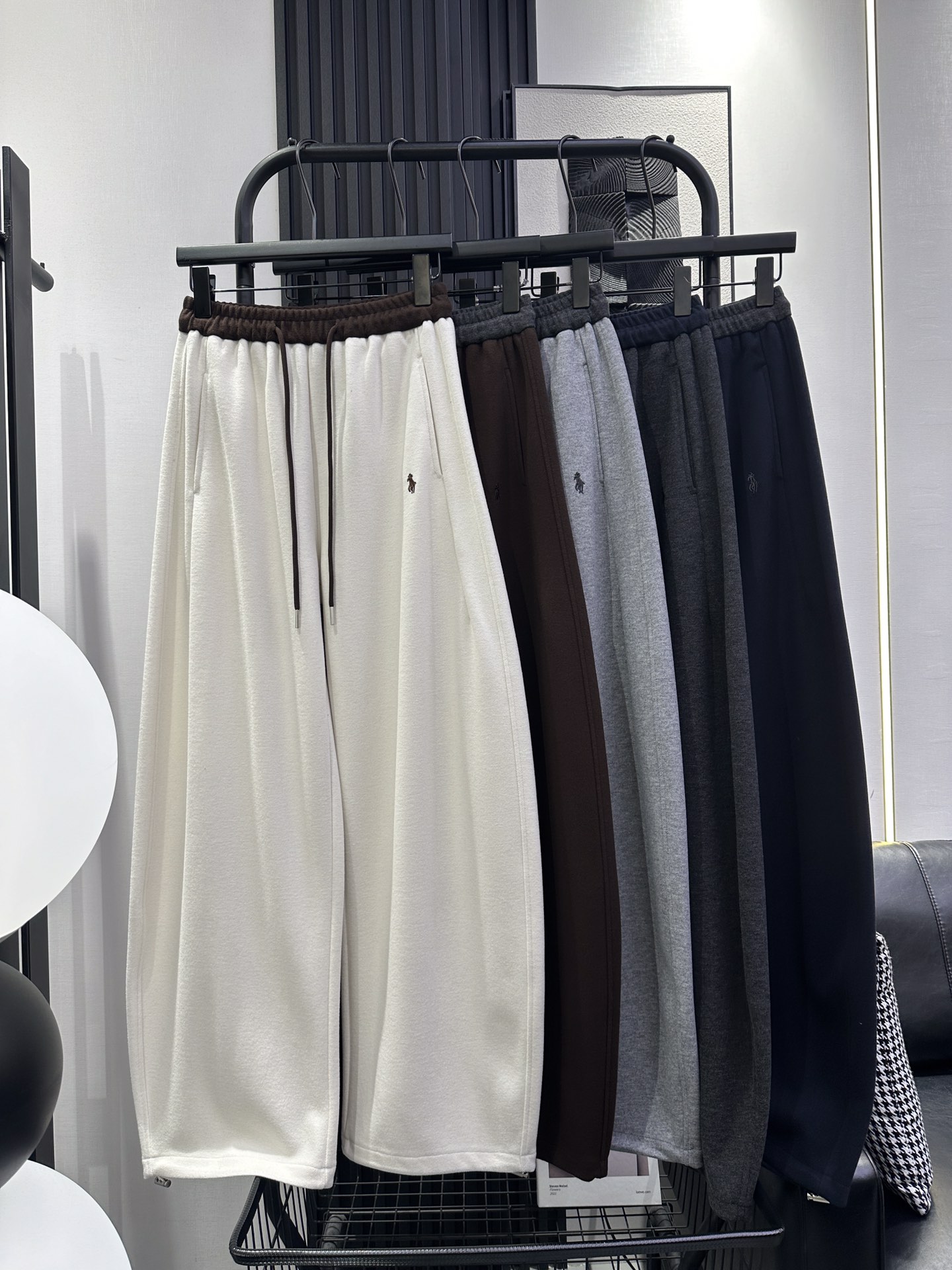 NO:506255,QOY-New contrasting color waist embroidered scimitar pants. The scimitar cut is not a straightforward modification, but uses smooth lines to quietly outline the neat sense. The fabric is soft but not collapsed. It is not easy to deform after sitting for a long time. Recommended five-color smlxl,,alexander wang19860909QOY-新款撞色腰头刺绣弯刀裤 弯刀剪裁不是直白的修饰 而是用流畅线条悄悄勾勒利落感 面料软而不塌 久坐也不易变形 推荐 五色 smlxl,,alexander wang,Women's clothing