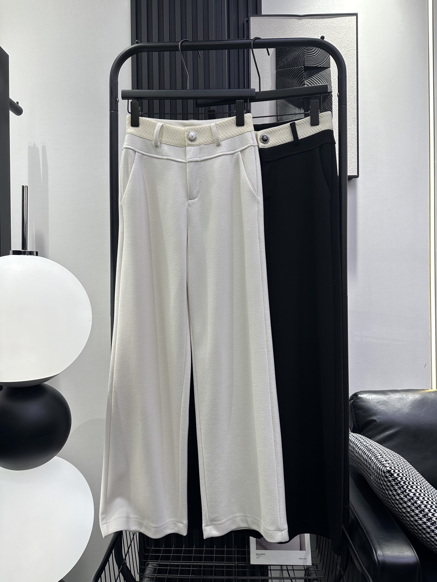 NO:506246,CHANEL Xiaoxiang New custom button wide-leg pants, soft and delicate fabric, very slim on the upper body, a must-have for fashionable women, exquisite and elegant, two-color smlxl,,chanel,alexander wang19860909CHANEL 小香 新款定制扣子阔腿裤 面料柔软细腻 上身非常显瘦 时尚女人必备 精致优雅 两色 smlxl,,chanel,alexander wang,Women's clothing