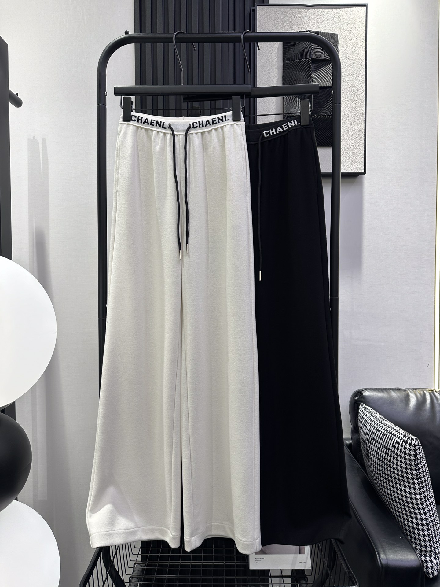 NO:507741,CHANEL Xiaoxiang New letter contrast drawstring wide-leg pants, soft and delicate fabric, very slim on the upper body, a must-have for fashionable women, exquisite and elegant, two-color smlxl,,chanel,alexander wang19860909CHANEL 小香 新款字母撞色抽绳阔腿裤 面料柔软细腻 上身非常显瘦 时尚女人必备 精致优雅 两色 smlxl,,chanel,alexander wang,Women's clothing