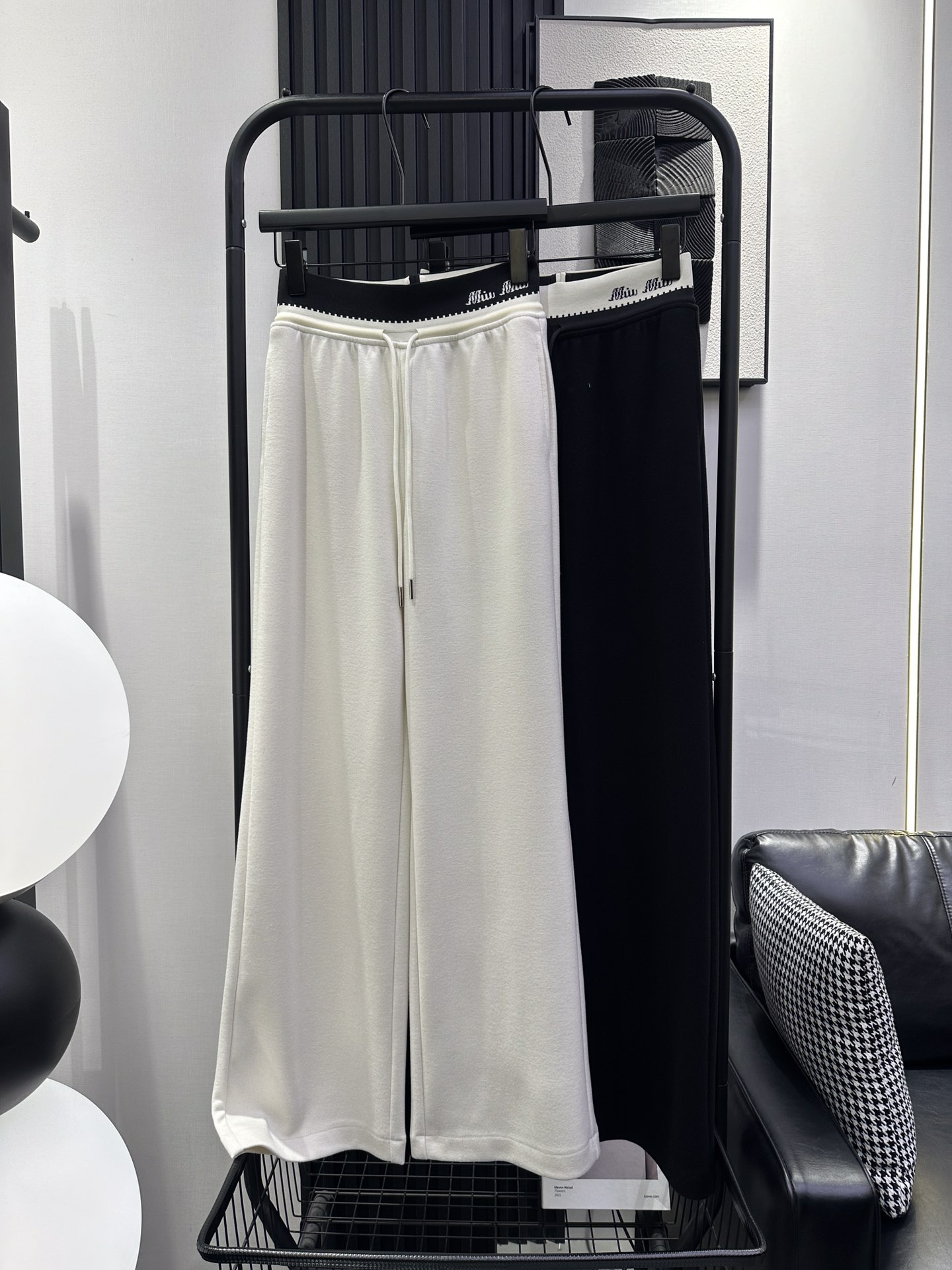 NO:507738,MiuMiu-New Heavy Industry Left-Waist Letter Wide-Level Pants Cashmere Fabric Narrow High-Waist Pants Model The upper body is super slim Two-color smlxl,,miumiu,alexander wang19860909MiuMiu-新款重工左腰字母阔腿裤 羊绒面料 窄版高腰裤型 上身版型绝了 超级显瘦 两色 smlxl,,miumiu,alexander wang,Women's clothing