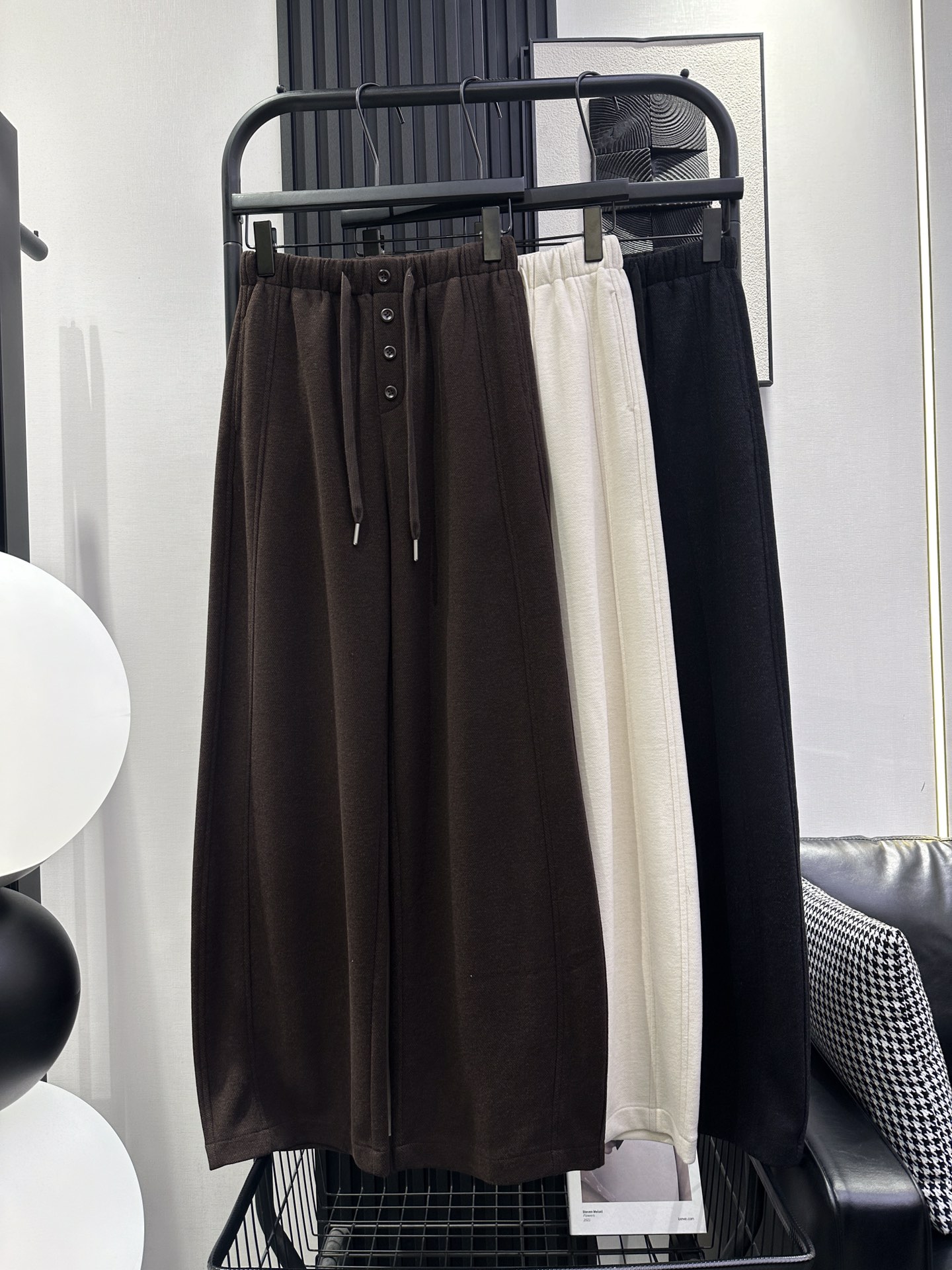 NO:507761,AS-New style, front middle button drawstring wide-leg pants, elastic waist, strong inclusiveness, good fabric texture, classic style, comfortable upper body, casual and versatile, three-color smlxl,,alexander wang19860909AS-新款 前中扣子抽绳阔腿裤 松紧腰包容性强 面料质感好 经典版型上身舒适显瘦 休闲百搭 三色 smlxl,,alexander wang,Women's clothing