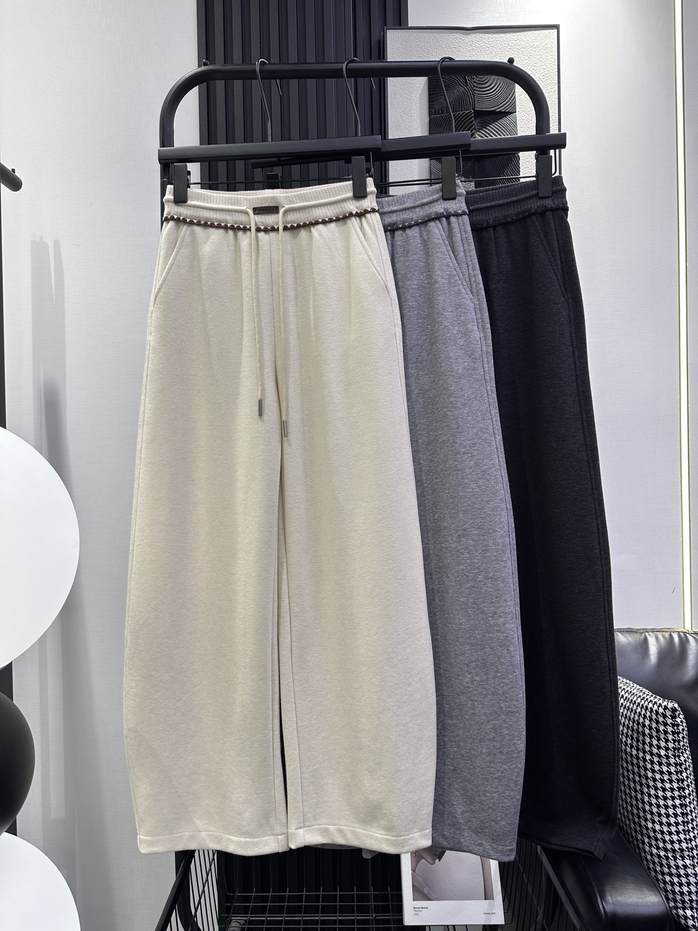 NO:508610,MiuMiu-New waist triangular scimitar pants, soft and comfortable fabric, slightly loose fit, slim and beautiful color on the upper body, full of high-end feeling, three-color smlxl,,miumiu,alexander wang19860909MiuMiu-新款腰边三角勾花弯刀裤 面料柔软舒适 微宽松版型 上身显瘦颜色也好看 高级感满满 三色 smlxl,,miumiu,alexander wang,Women's clothing