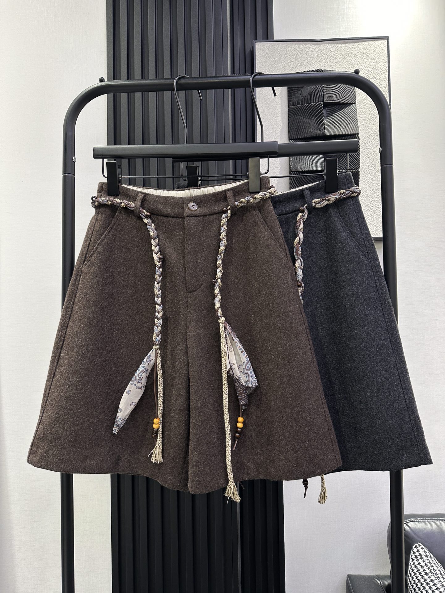 NO:534211,QOY-New style of braided belt wool trousers, high-end and beautiful A-line wide-leg pants, strong elastic design, strong inclusiveness, super beautiful upper body, super fashionable and slim two-color smlxl,,alexander wang19860909QOY-新款编织腰带毛料五分裤 高级感巨好看A字阔腿裤 后松紧设计包容性强 上身超好看 版型超洋气显瘦 两色 smlxl,,alexander wang,Women's clothing