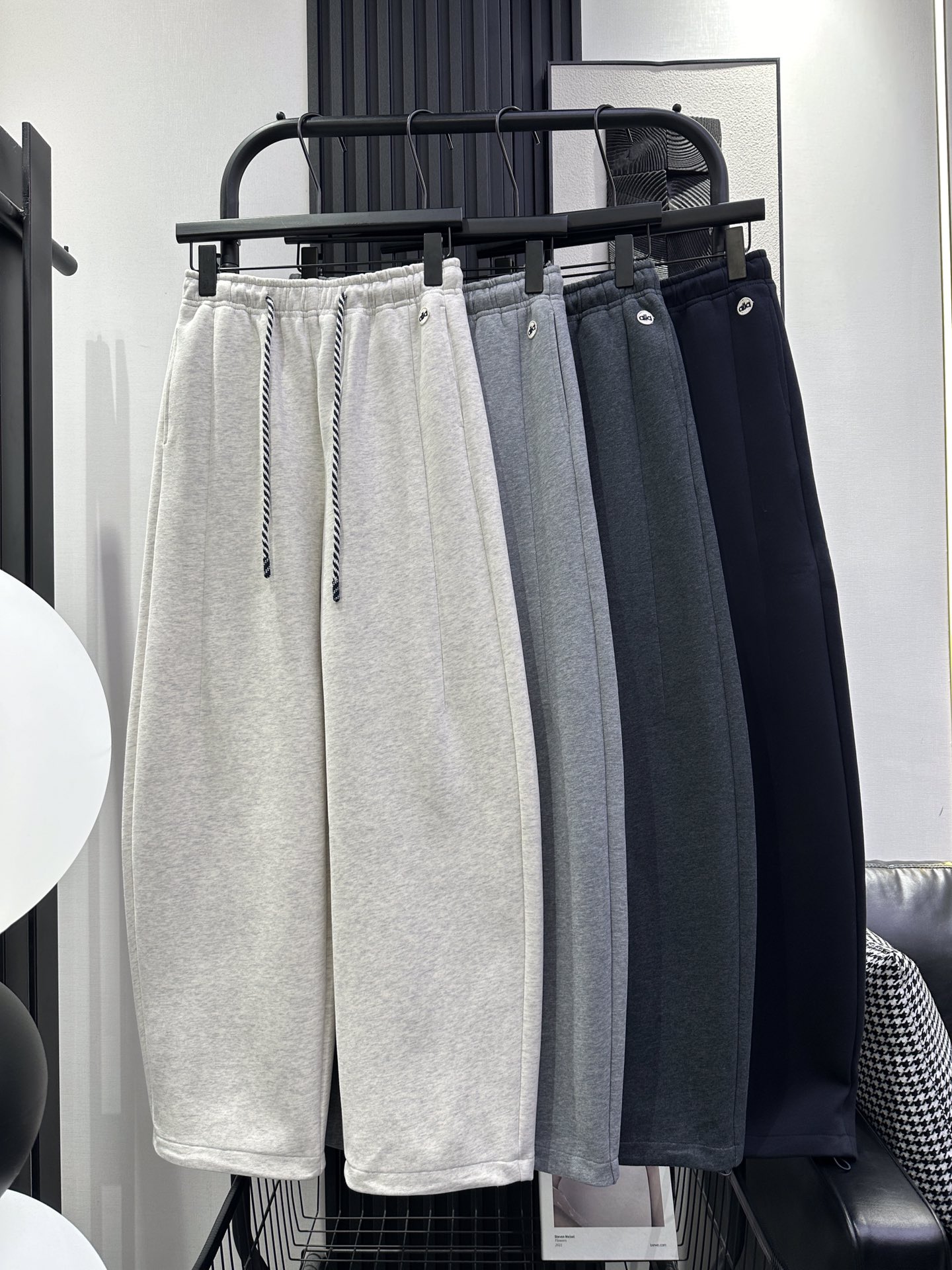 NO:534199,QOY-New high-waisted flower strap casual pants, round brand design on the front left letter, soft and comfortable fabric, drawstring inside the trouser legs, strong inclusive style, control any leg shape, four-color smlxl,,alexander wang19860909QOY-新款高腰花绑带休闲裤 左前字母圆牌设计 面料柔软舒适 裤脚内带抽绳 版型包容性强 驾驭任何腿型 四色 smlxl,,alexander wang,Women's clothing