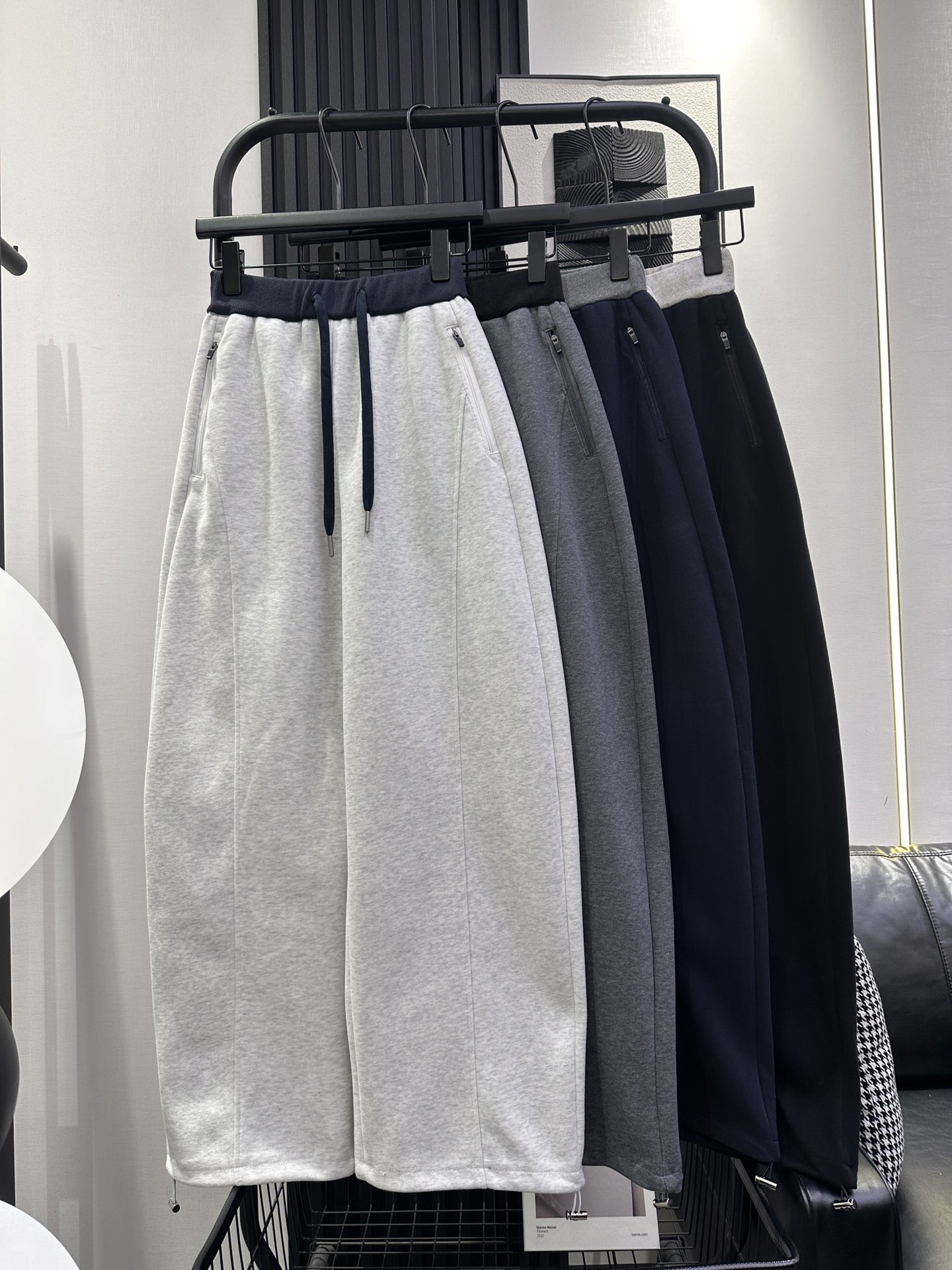 NO:545062,BALENCIAGA - New style cool zipper front pocket casual pants Thickened without velvet, adjustable trouser legs with drawstring, slightly loose style, very nice upper body, full of lazy feeling, fashionable and fashionable Four-color smlxl,,balenciaga,balenciaga,alexander wang19860909BALENCIAGA 巴黎世家-新款 酷飒风拉链前袋休闲裤 加厚不加绒 裤脚带抽绳可调节 版型微宽松 上身非常好看 慵懒感满满 时尚又洋气 四色smlxl,,balenciaga,balenciaga,alexander wang,Women's clothing