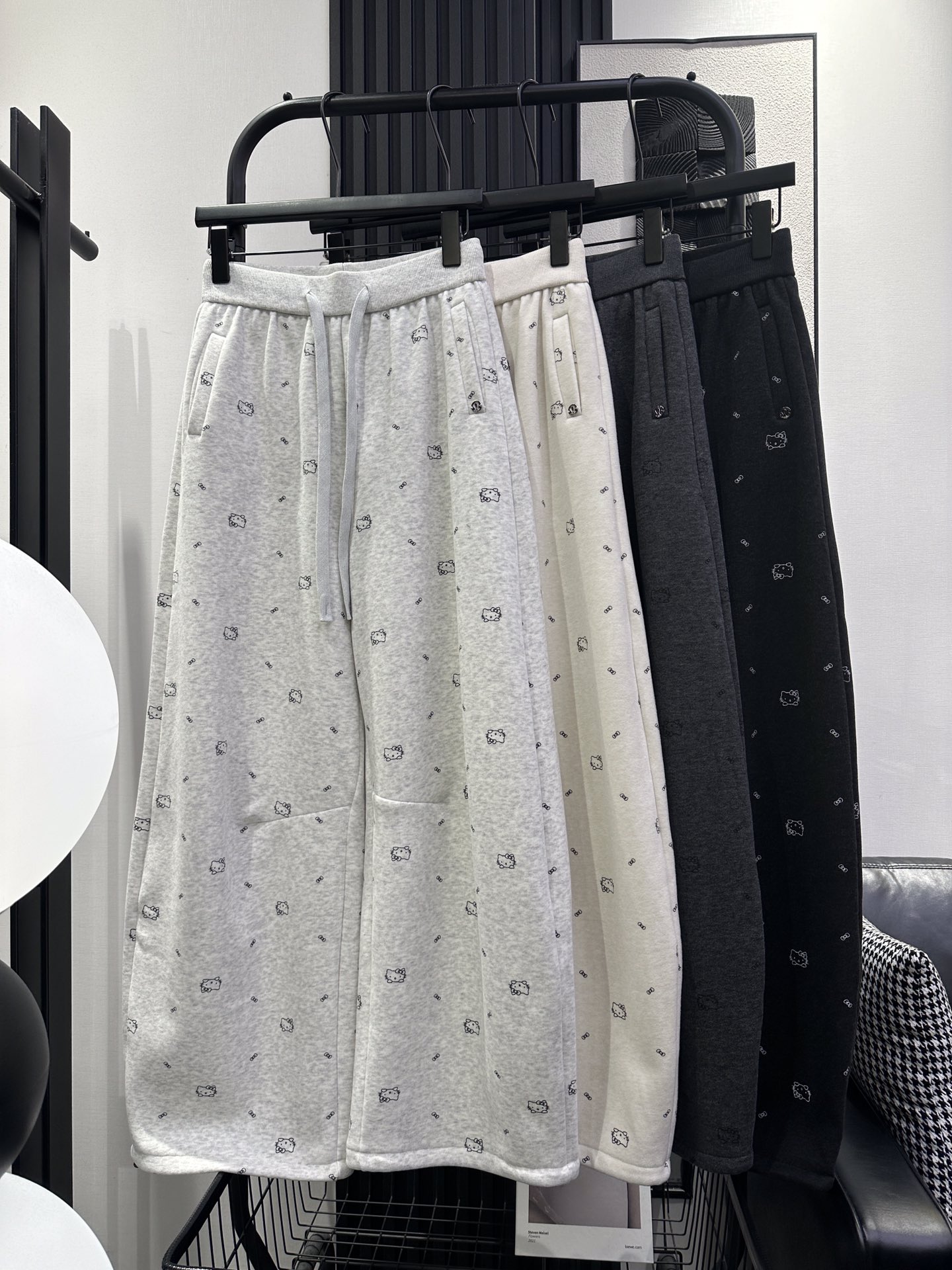 NO:545054,QOY-New Hello Kitty Cat cartoon printed picture plus velvet casual pants, thick fabric, excellent quality, must-have for fashion and age reduction, lazy and casual matching, four-color smlxl,,alexander wang19860909QOY-新款Hello Kitty 猫卡通印图加绒休闲裤面料厚实 品质绝绝子 时尚减龄必备 慵懒随意搭配 四色 smlxl,,alexander wang,Women's clothing