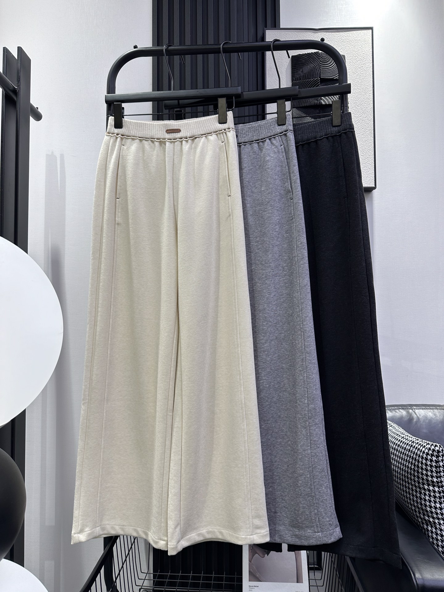 NO:545047,MIUMIU-New style threaded lace elastic waist wide-leg pants. The fabric is soft and comfortable. The fit is very nice on the upper body. Simple and versatile. Three colors. smlxl,,miumiu,alexander wang19860909MIUMIU-新款螺纹花边橡筋腰阔腿裤 面料柔软舒适 版型正上身非常好看 简约百搭宽松 三色 smlxl,,miumiu,alexander wang,Women's clothing
