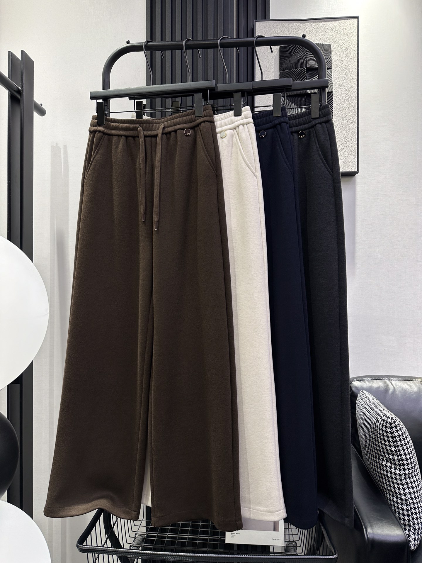 NO:545029,MIUMIU-New thick left front round brand letter wide-leg pants, composite cashmere fabric, slightly loose style, fashionable and beautiful upper body, not picky at all, slim, four-color smlxl,,miumiu,alexander wang19860909MIUMIU-新款厚款左前圆牌字母阔腿裤 复合羊绒面料 微宽松版型 上身洋气又好看 一点也不挑腿型 嘎嘎显瘦 四色 smlxl,,miumiu,alexander wang,Women's clothing