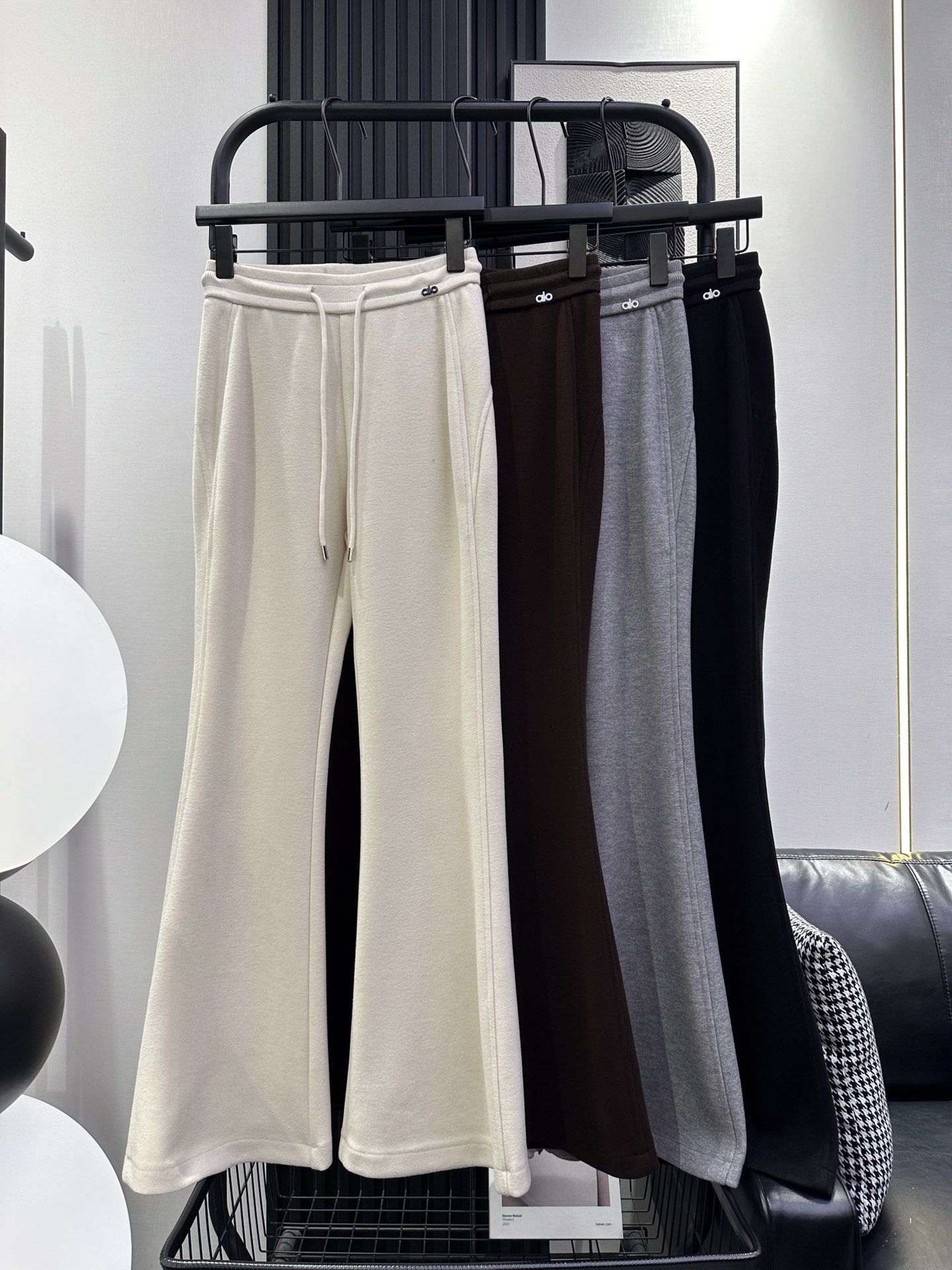 NO:545013,alo-popular left waist LG bell-bottom pants, composite wool micro-flare pants, fabric with elasticity, huge upper body style, fashionable and versatile, ten picks and ten make-up, four-color smlxl,,alexander wang19860909alo-爆款左腰LG标喇叭裤 复合羊毛微喇裤 面料带弹力 上身版型巨巨显瘦 时尚百搭 十拿十补 四色 smlxl,,alexander wang,Women's clothing
