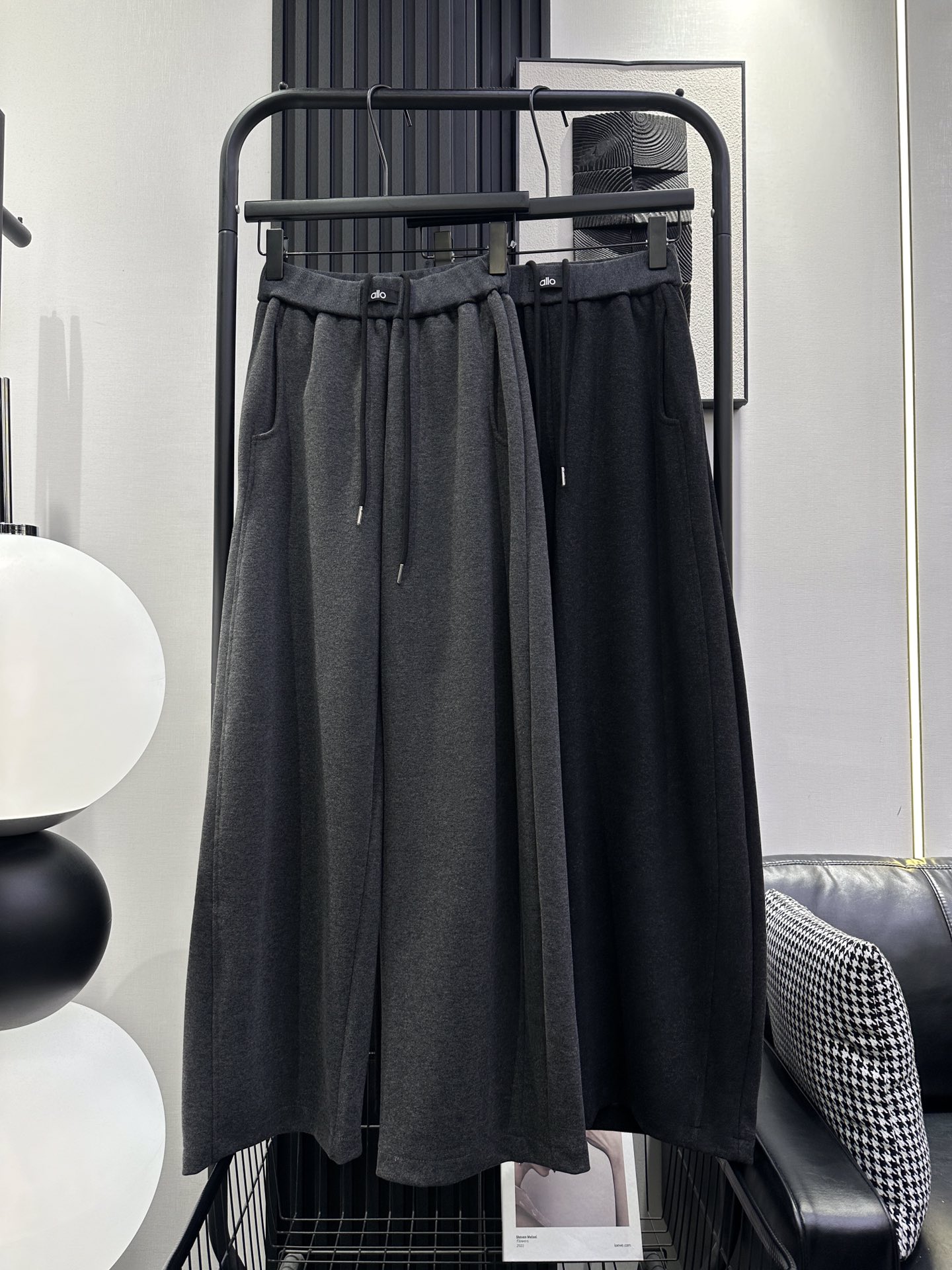 NO:545085,alo-New front mid-waist small-label scimitar pants, narrow version of hoodies, super good fabric texture, thick and warm, outstanding style, very slim upper body, two colors smlxl,,alexander wang19860909alo-新款前中腰小标弯刀裤 窄版卫裤 面料质感超好 厚实保暖 版型绝绝子 上身很显瘦 两色 smlxl,,alexander wang,Women's clothing