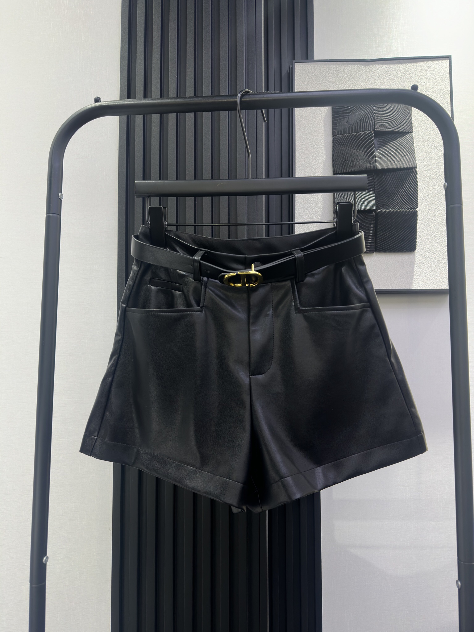 NO:549175,DIOR - New simple version of environmentally friendly pu leather shorts, super soft leather, fashionable leather pants with high-end and atmospheric feeling, the style is really decisive, monochrome smlxl,,dior,dior, shorts,alexander wang19860909DIOR迪奥-新款简约版环保pu皮短裤 皮质超软 时髦感十足的皮裤搭配衣服自带高级大气感 版型真的决绝子单色 smlxl,,dior,dior,shorts,alexander wang,Women's clothing