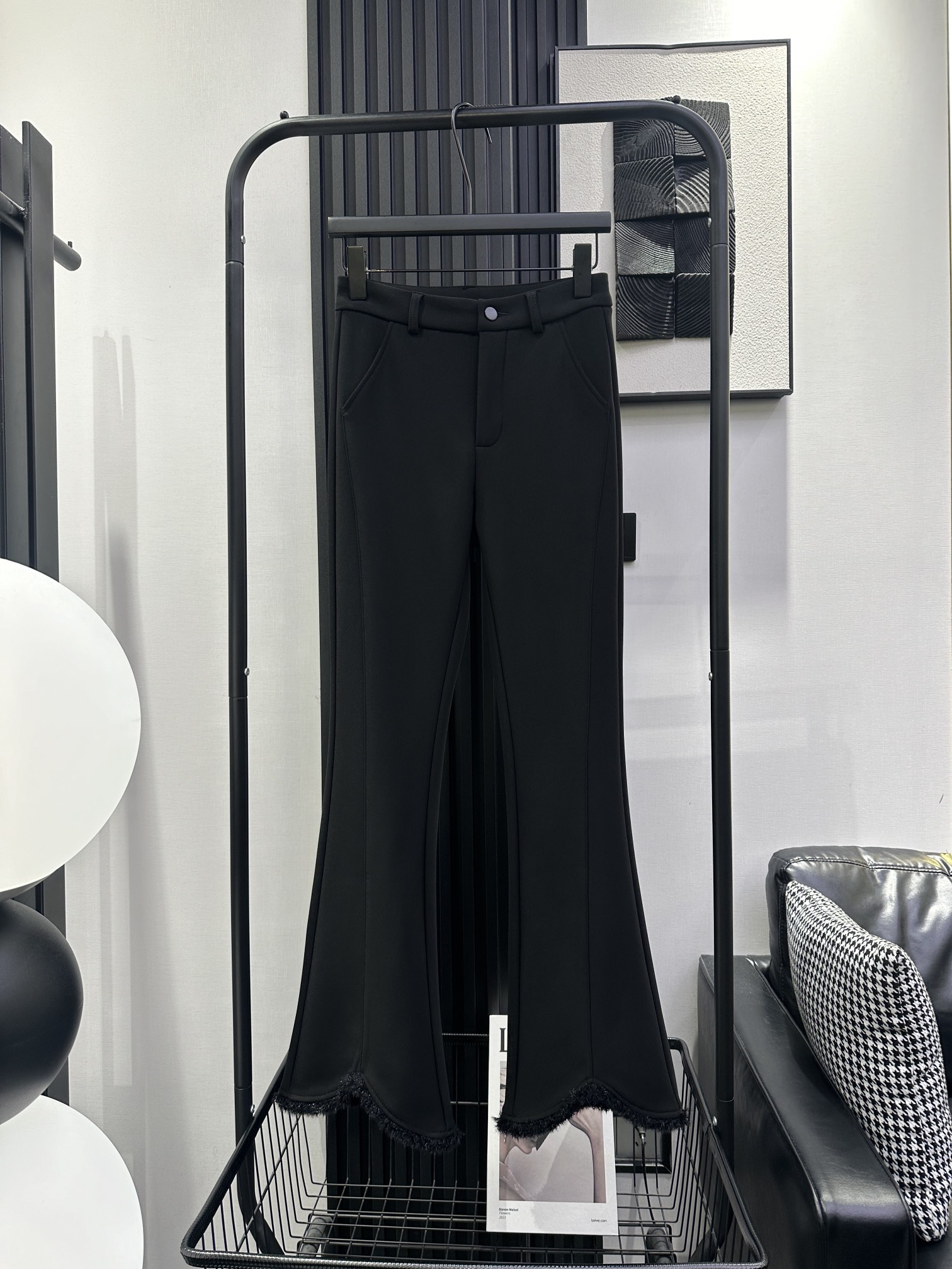 NO:549972,miumiu new velvet plush trouser hem splicing plush design. The little woman's style is super positive. The upper body looks huge and slim. Simple and versatile. Monochrome smlxl, miumiu, alexander wang19860909miumiu 谬谬 新款丝绒加绒微喇裤下摆拼接毛绒设计 小女人版型超级正 上身巨巨显瘦 简约百搭 单色 smlxl,,miumiu,alexander wang,Women's clothing