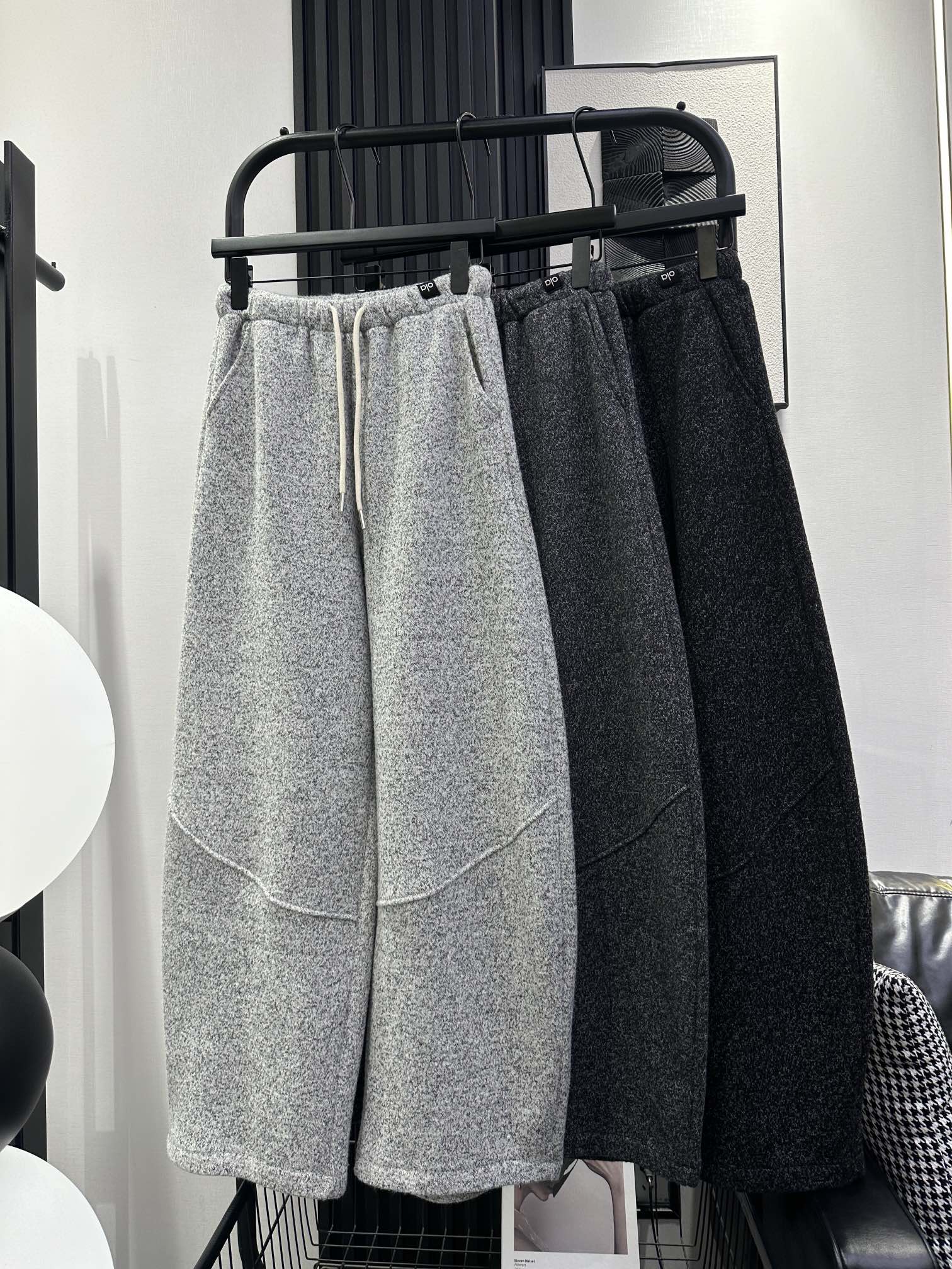 NO:549967,alo-New left waist small-label flower yarn plus velvet scimitar pants, slightly loose style, fashionable and fashionable fabric, soft and comfortable one piece in winter, three-color smlxl,,alexander wang19860909alo-新款左腰小标花纱线加绒弯刀裤 版型微宽松 版型时尚洋气 面料柔软舒适 冬季一件保暖 三色 smlxl,,alexander wang,Women's clothing