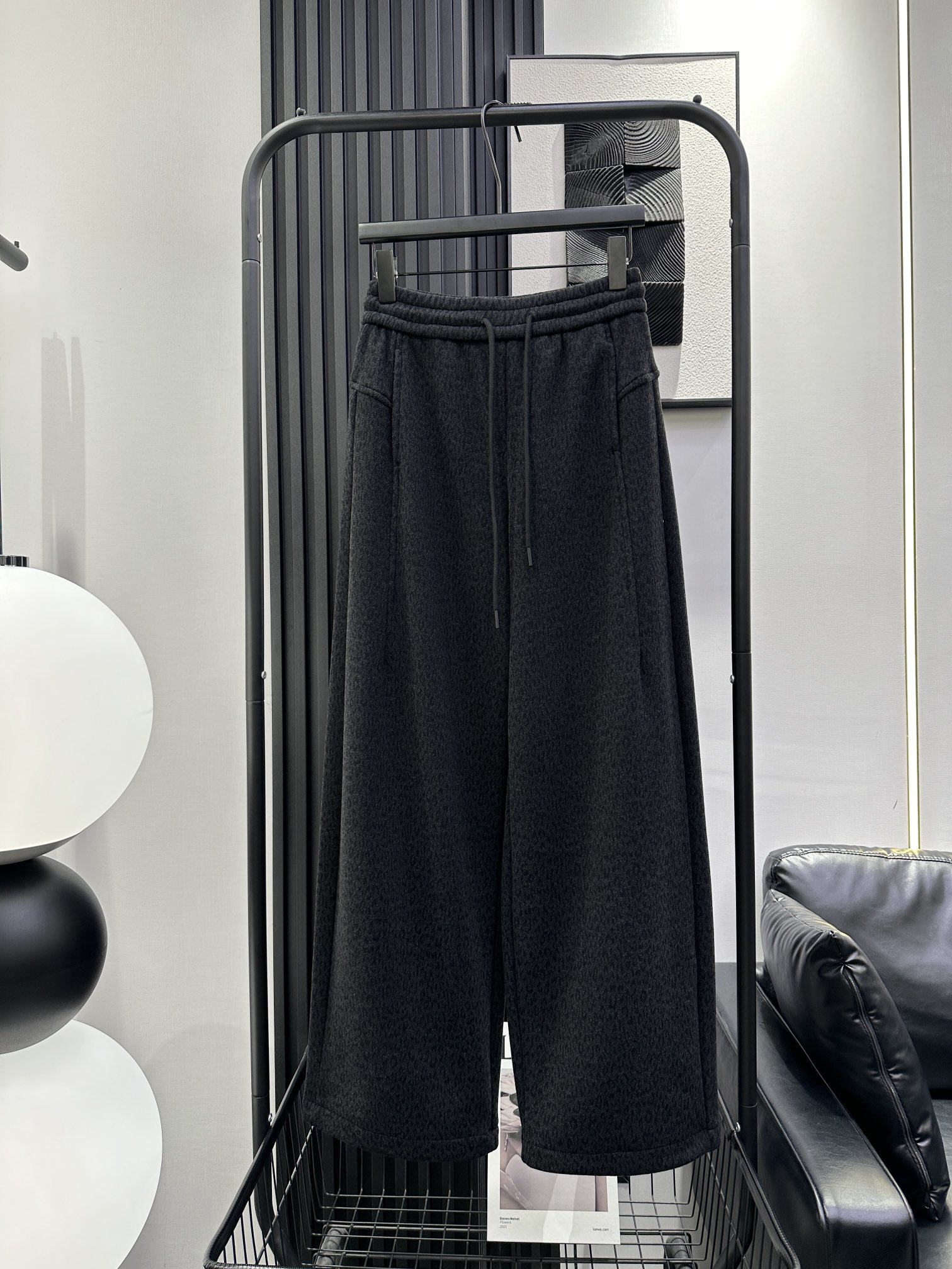 NO:562765,BALENCIAGA - New leopard print wool plus velvet wide-leg pants. The connecting design can modify the shape of the legs. The upper body is fashionable and Western-style. It is versatile and slimming. Monochrome smlxl,,balenciaga,balenciaga,alexander wang19860909BALENCIAGA 巴黎世家-新款豹纹羊毛加绒阔腿裤衔接设计可修饰腿型 版型上身时尚洋气 百搭显瘦 单色 smlxl,,balenciaga,balenciaga,alexander wang,Women's clothing